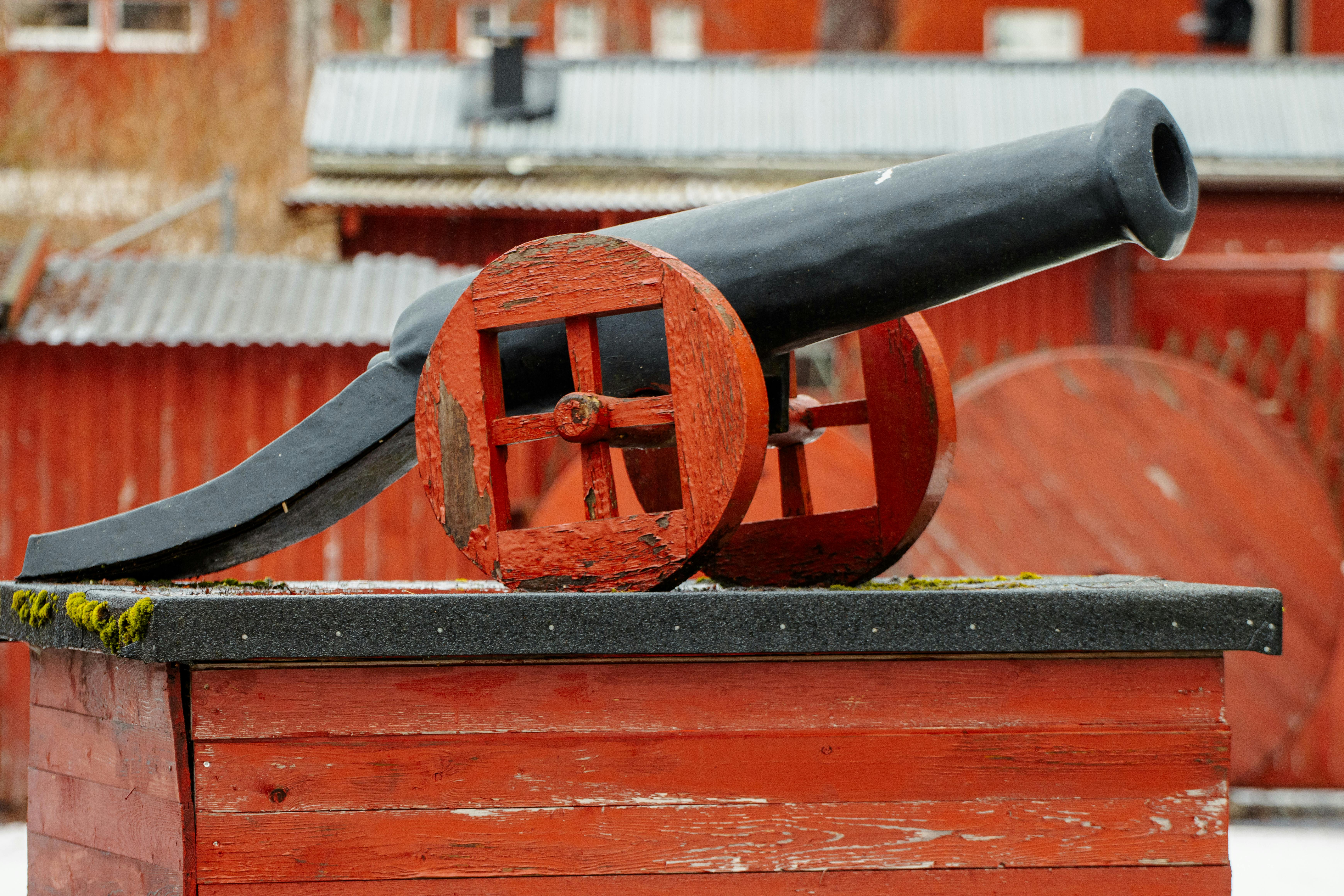 Kostnadsfria En rustik kanon på en träplattform, som fångar Sveriges historiska väsen i Jönköping. Stock foto