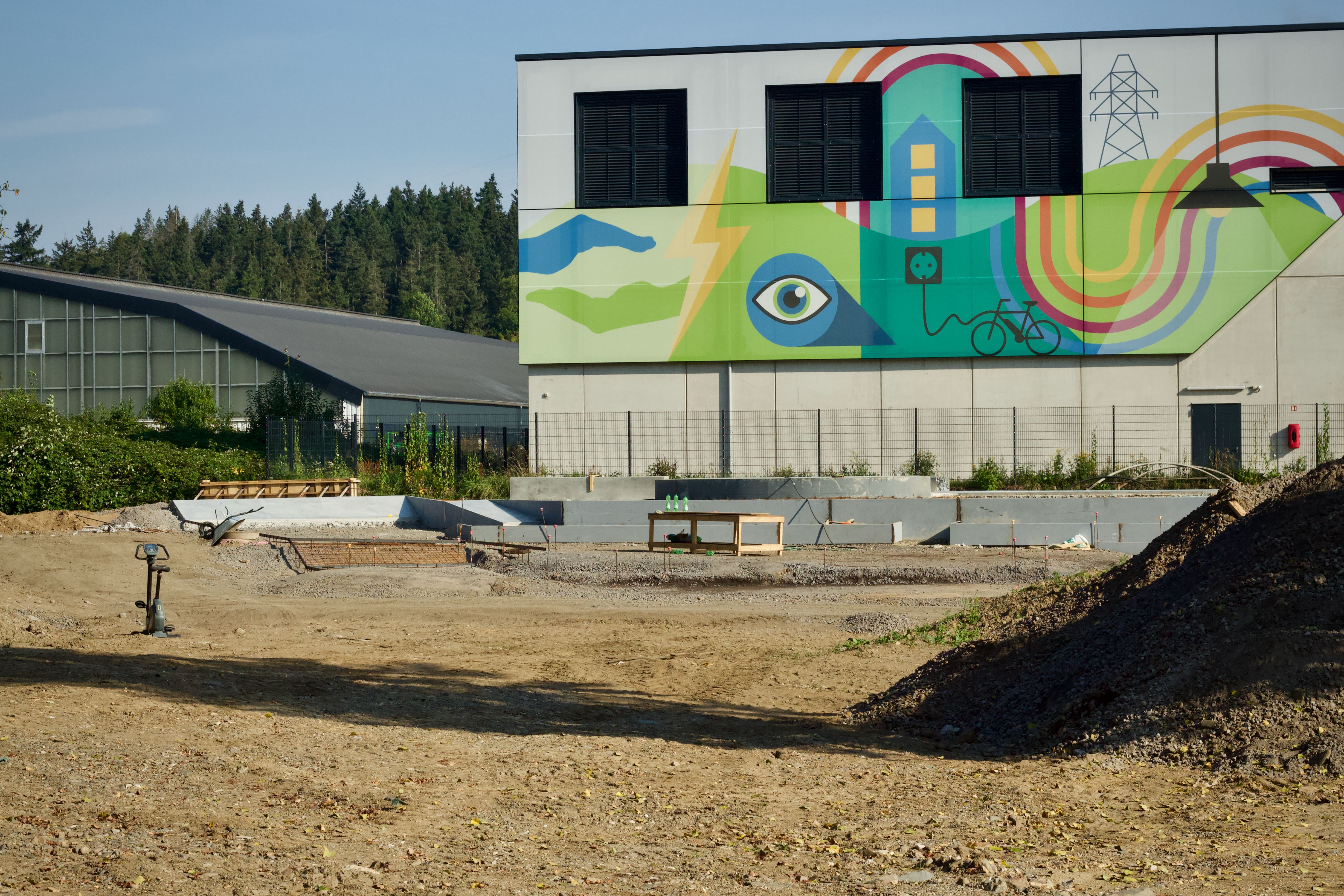 Colorful Mural on Modern Industrial Building · Free Stock Photo