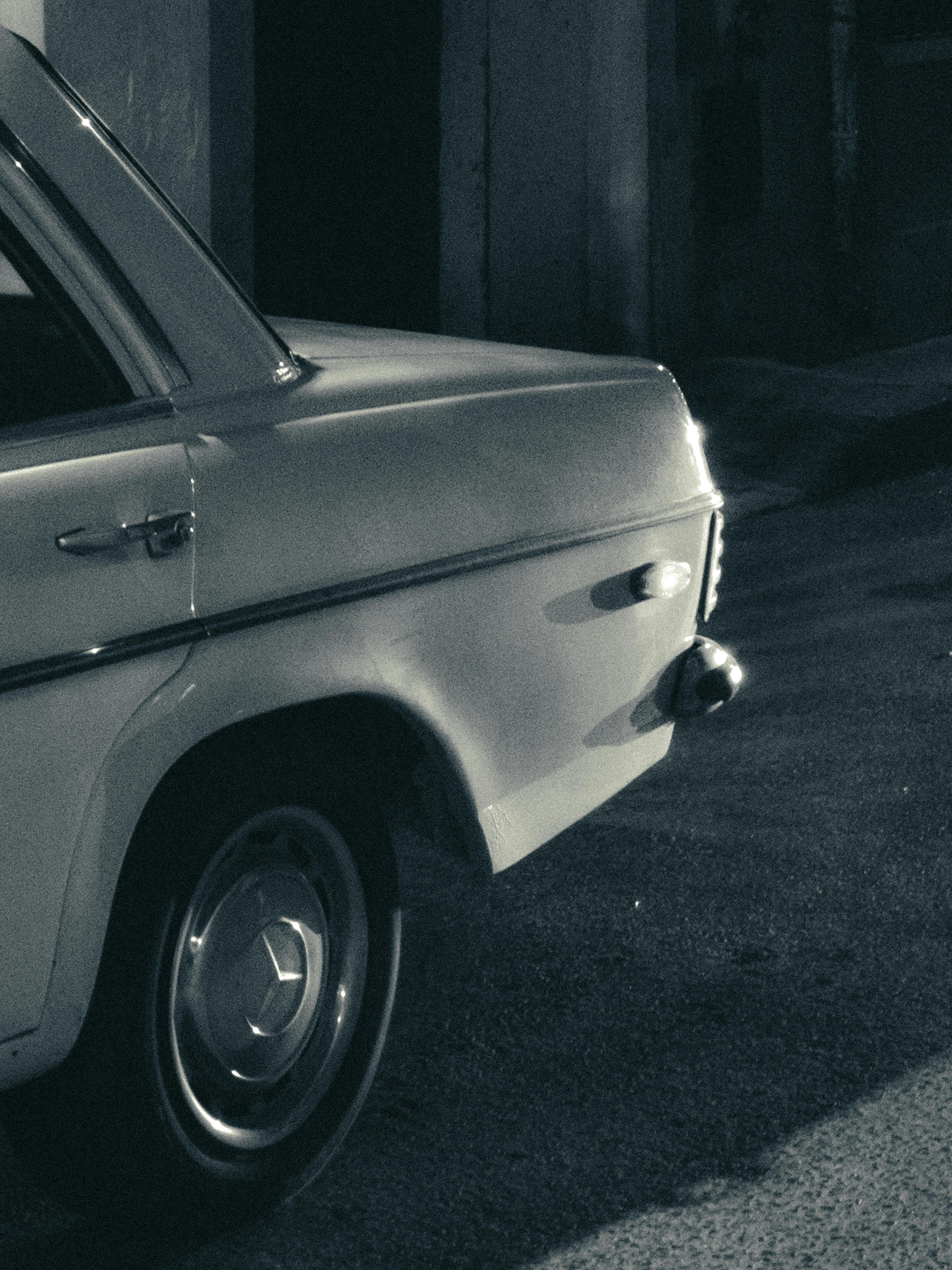 ingyenes Veterán autó hátulja fekete-fehérben, éjszakai városi környezetben megörökítve. Stockfotó