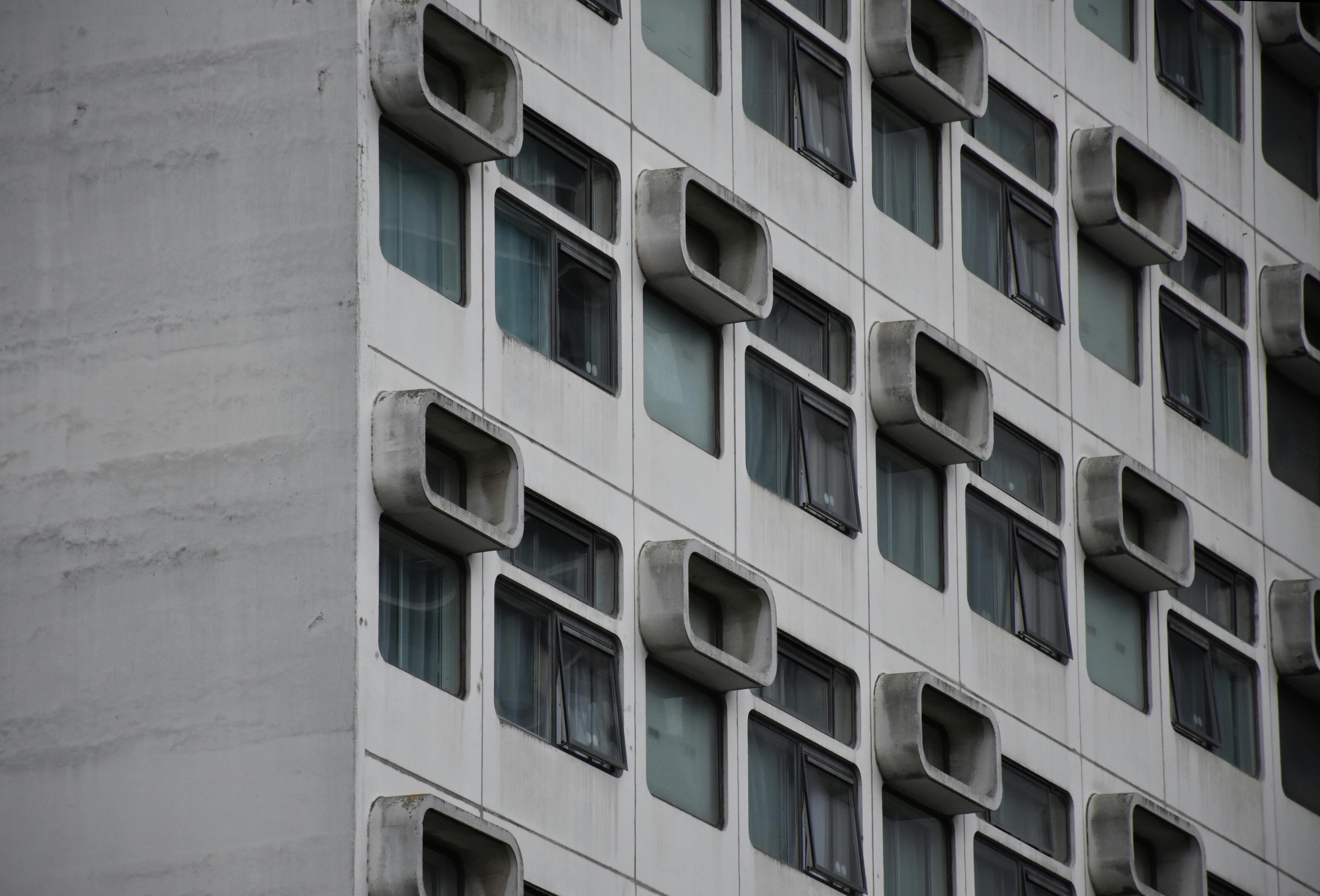 Gratuit Vue détaillée de la façade d'un bâtiment moderne aux fenêtres au design unique à Manchester, en Angleterre. Photos