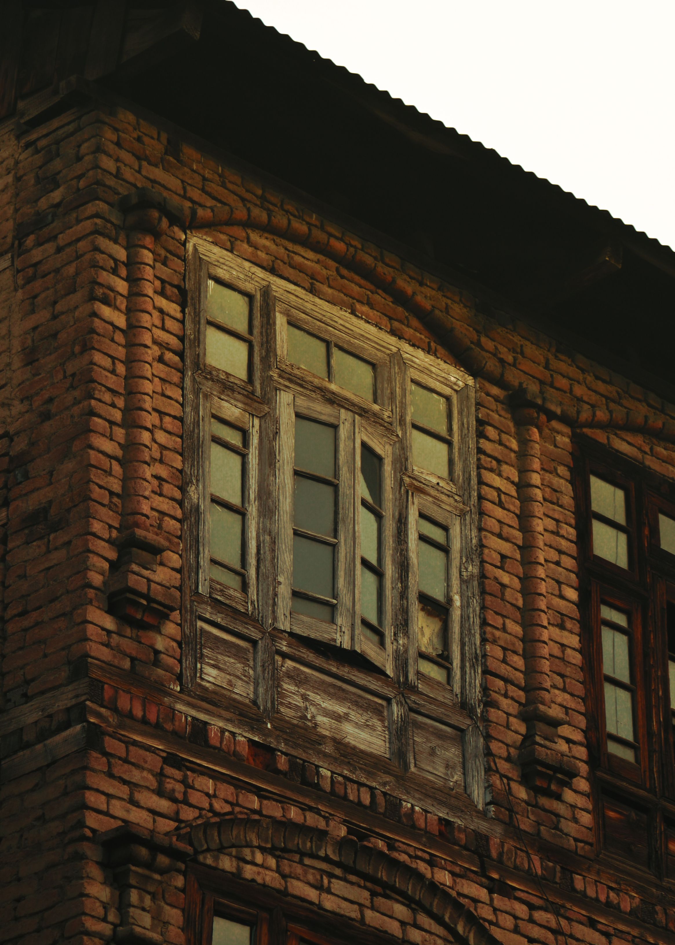 Vintage Brick Building with Old Wooden Windows · Free Stock Photo