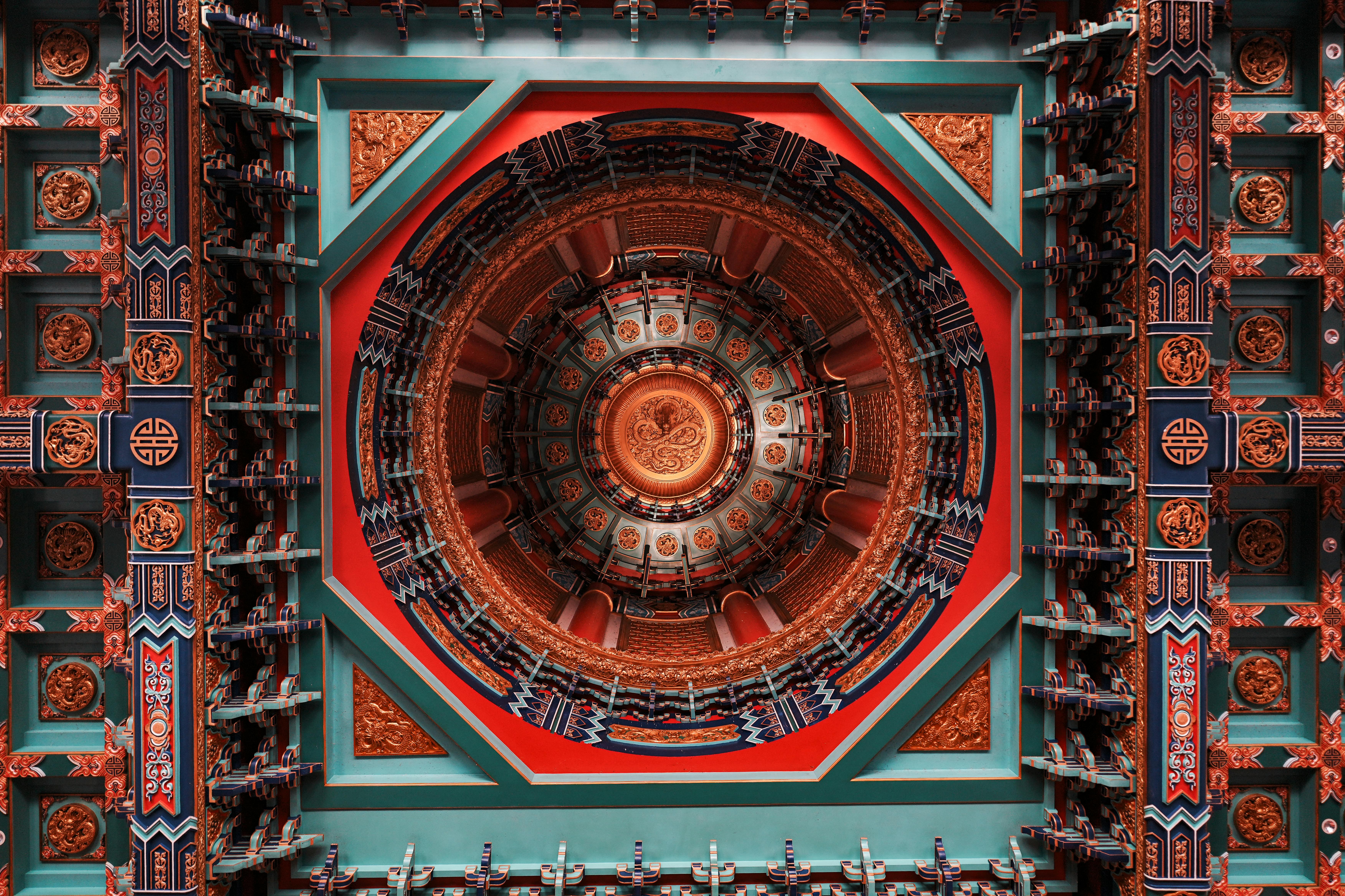 Kostenlos Wunderschön detaillierte Tempeldecke mit kunstvollen Mustern in Singkawang, Indonesien. Stock-Foto