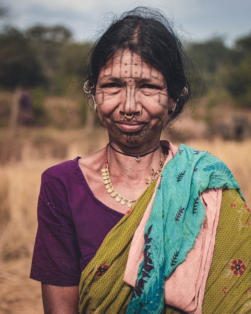 Free Portrait of an indigenous woman from Odisha, India, showcasing traditional attire and jewelry in a natural setting. Stock Photo