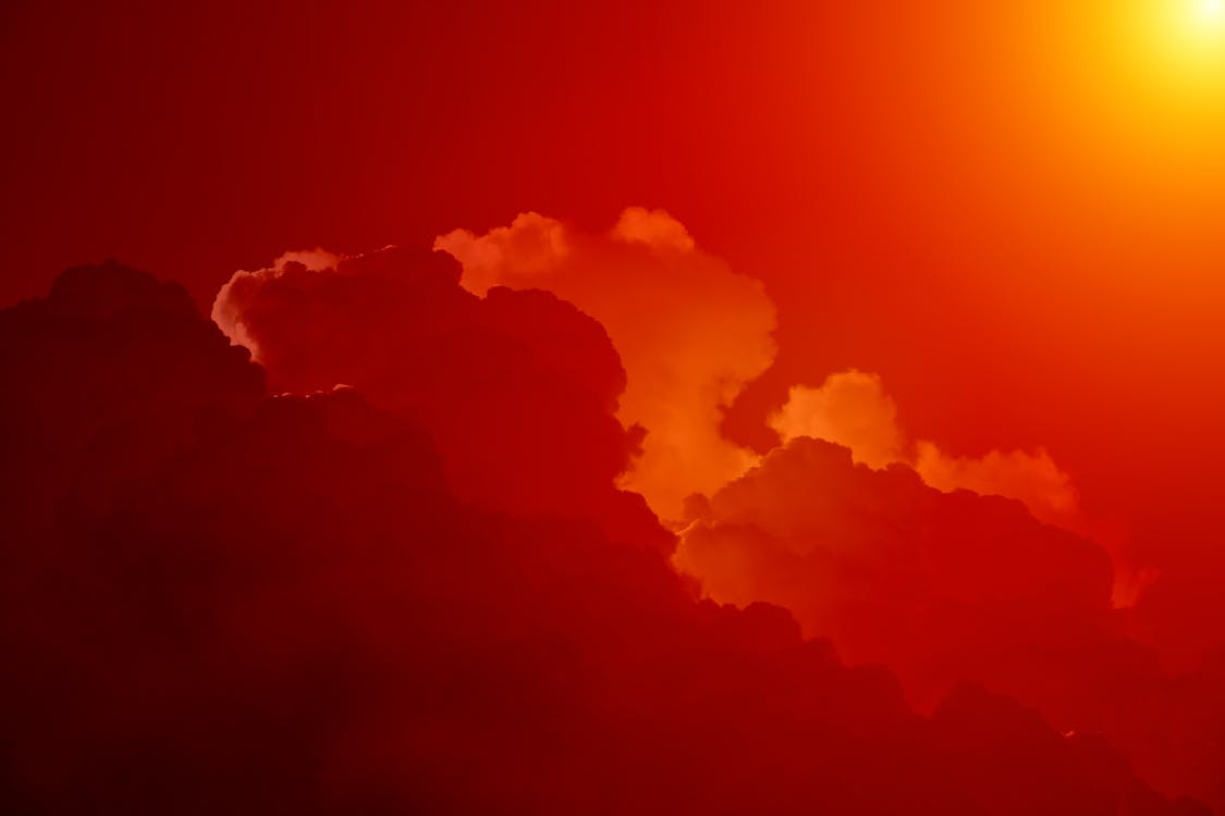 白天，橙色的天空下的白雲