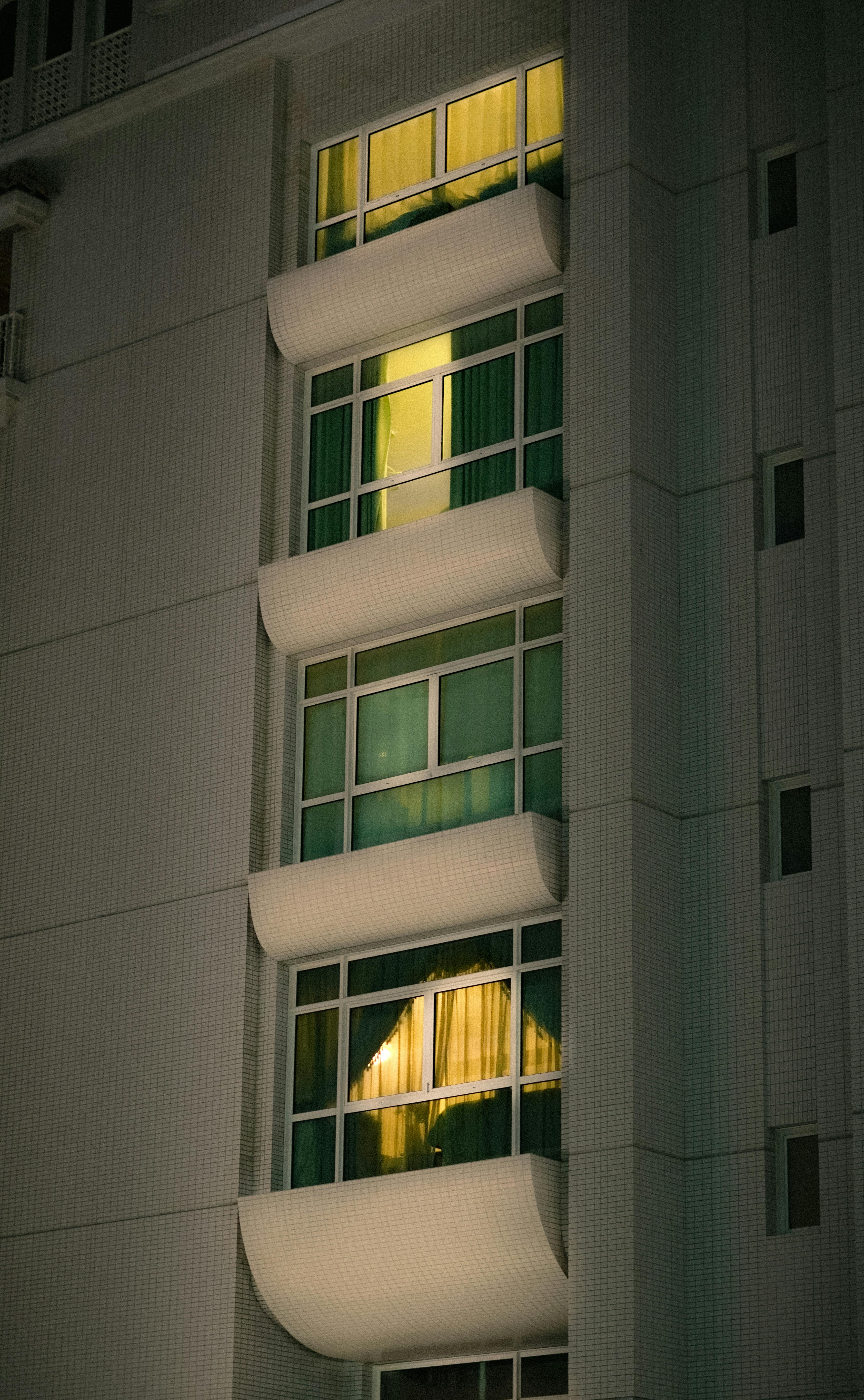 Gratis Ripresa esterna di un grattacielo a Dubai con finestre illuminate, che mostra l'architettura moderna di notte. Foto a disposizione