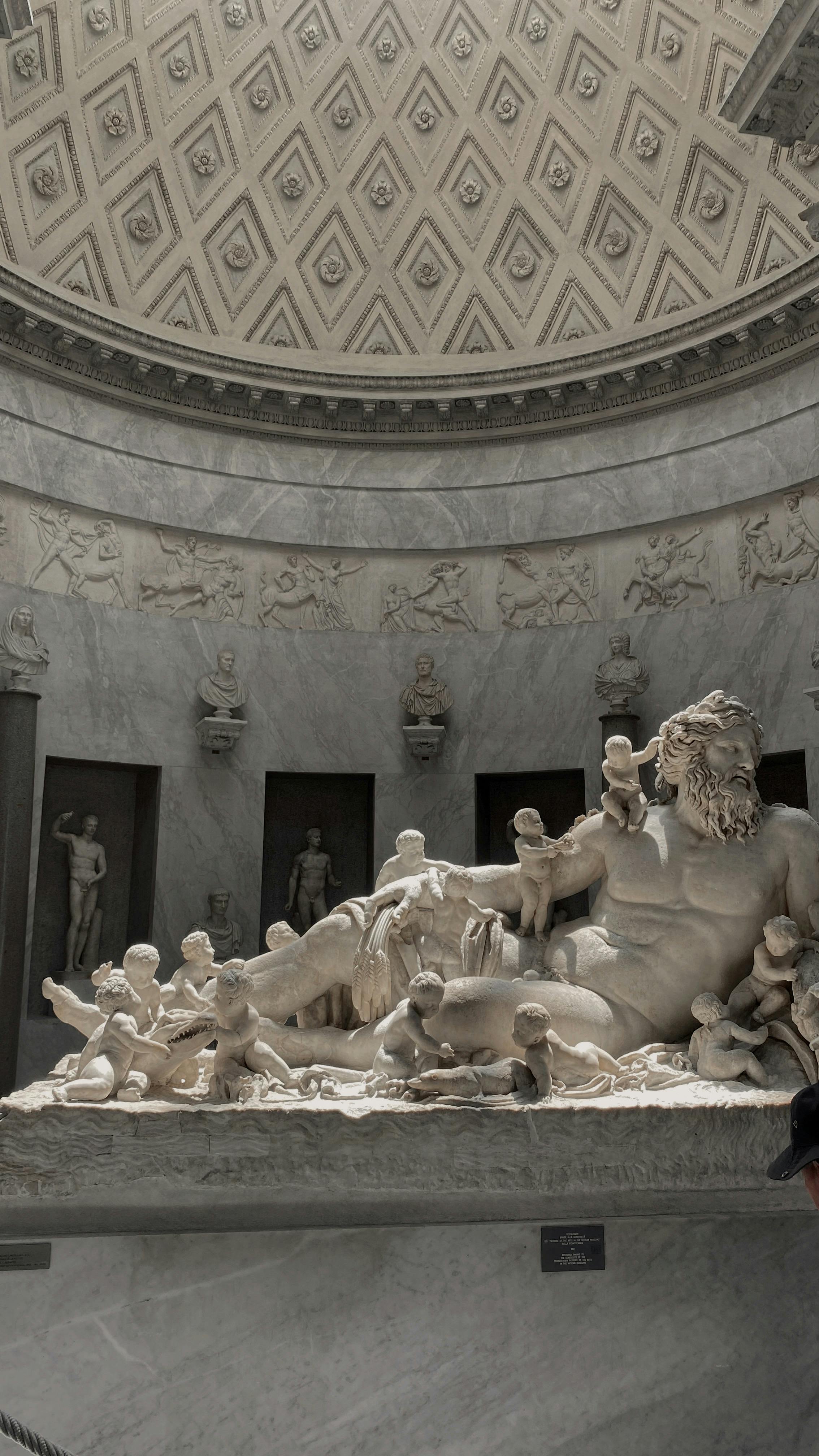 gratis Een indrukwekkende tentoonstelling van marmeren beelden in het Vaticaan, met voorbeelden van oude Romeinse kunst en beeldhouwkunst. Stockfoto