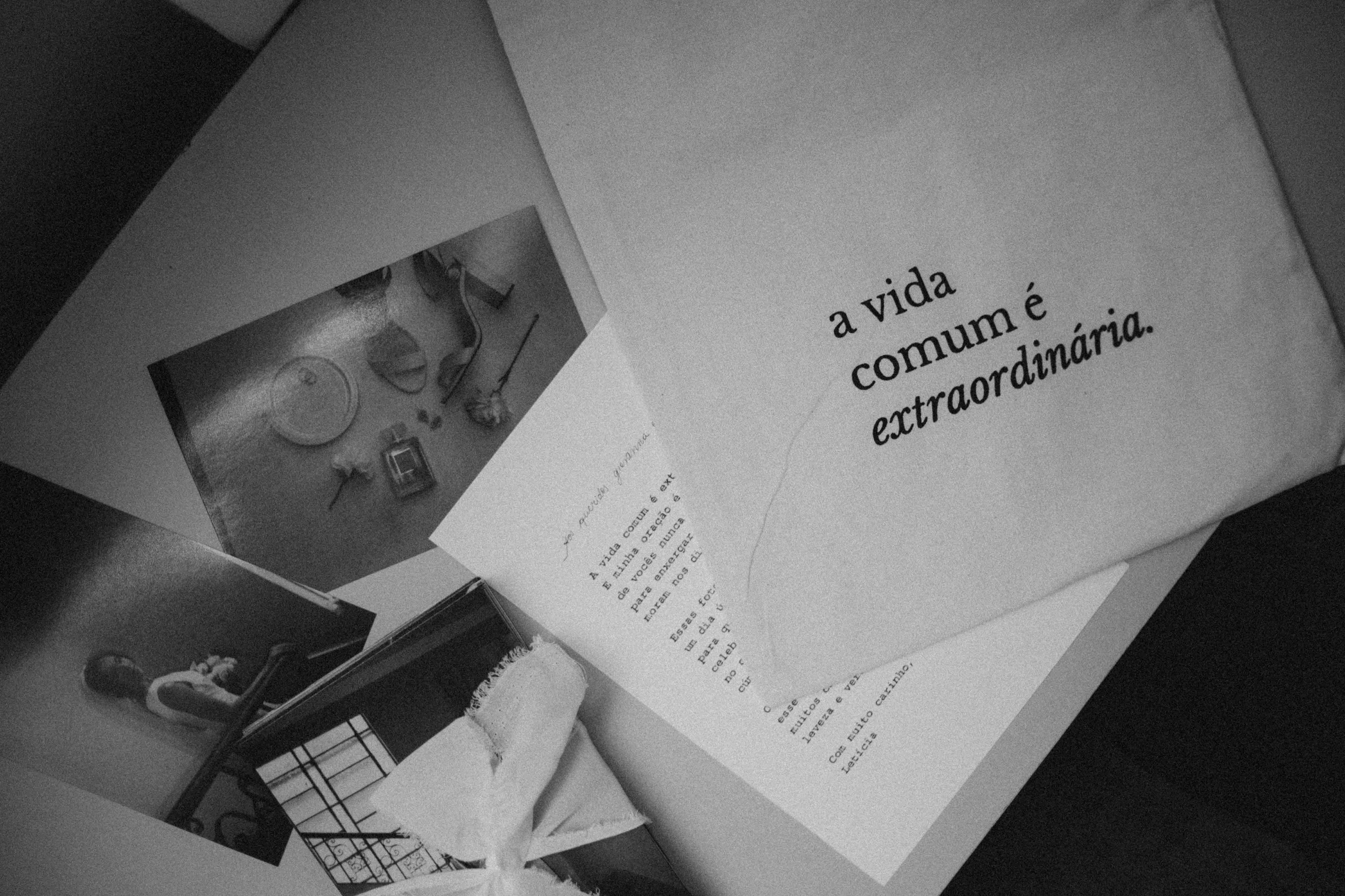 grátis Natureza morta monocromática com texto em português 'a vida comum é extraordinária' sobre papel. Foto profissional