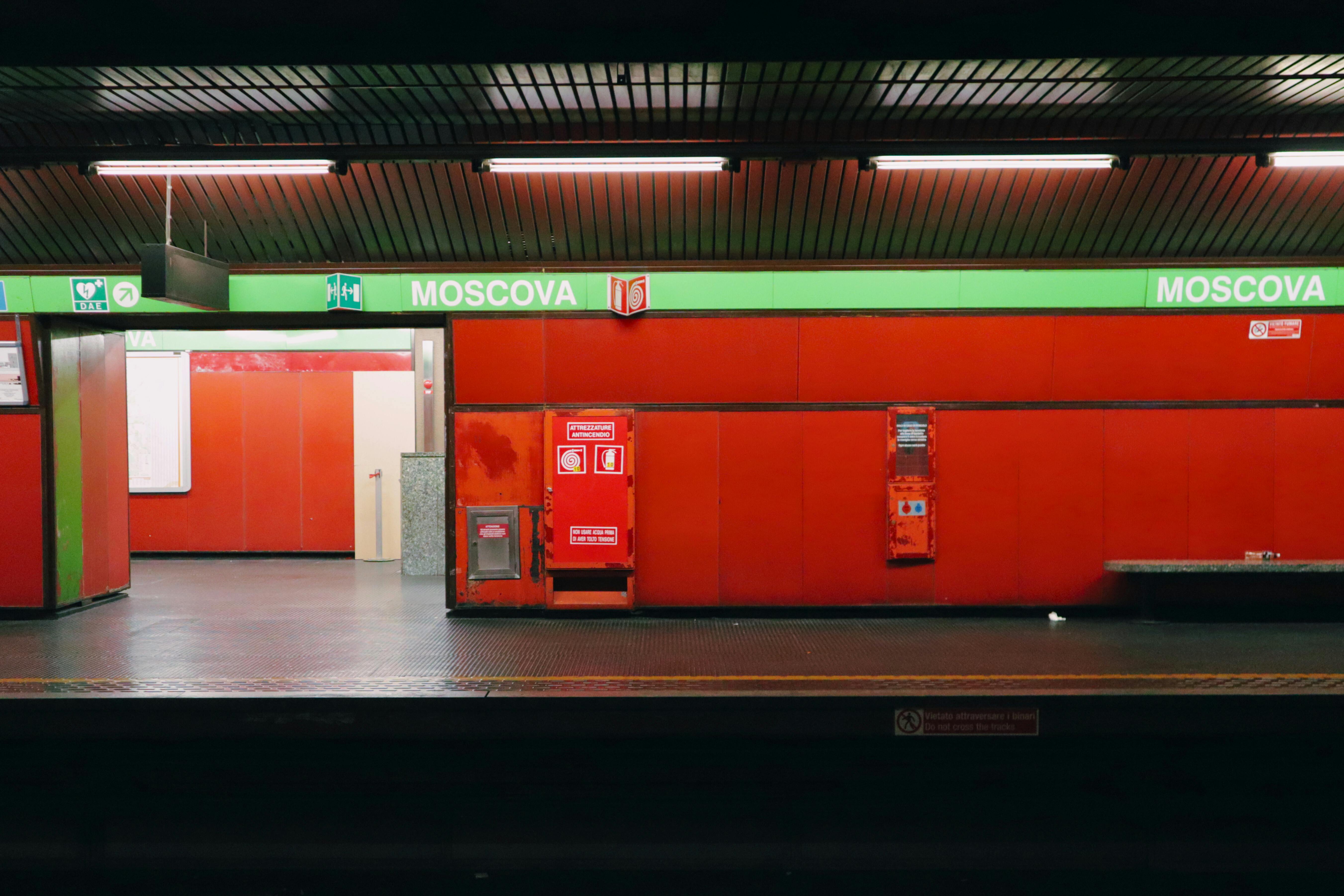 ingyenes Élénk piros és zöld Moscova metróállomás Milánóban, olasz dizájnt vonultatva fel. Stockfotó