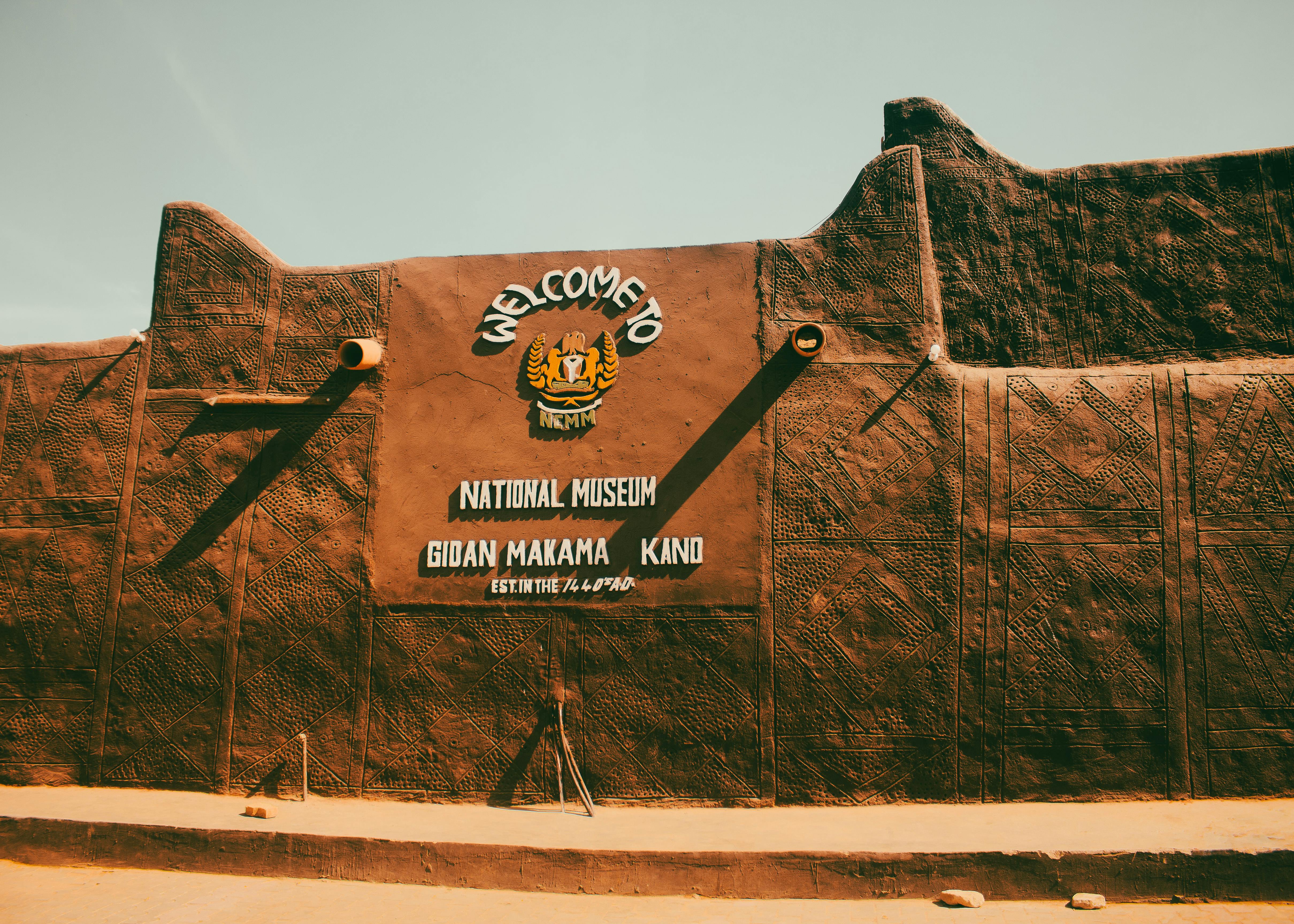 grátis Entrada do Museu Gidan Makama com arquitetura tradicional em Kano, Nigéria. Captura o patrimônio cultural. Foto profissional