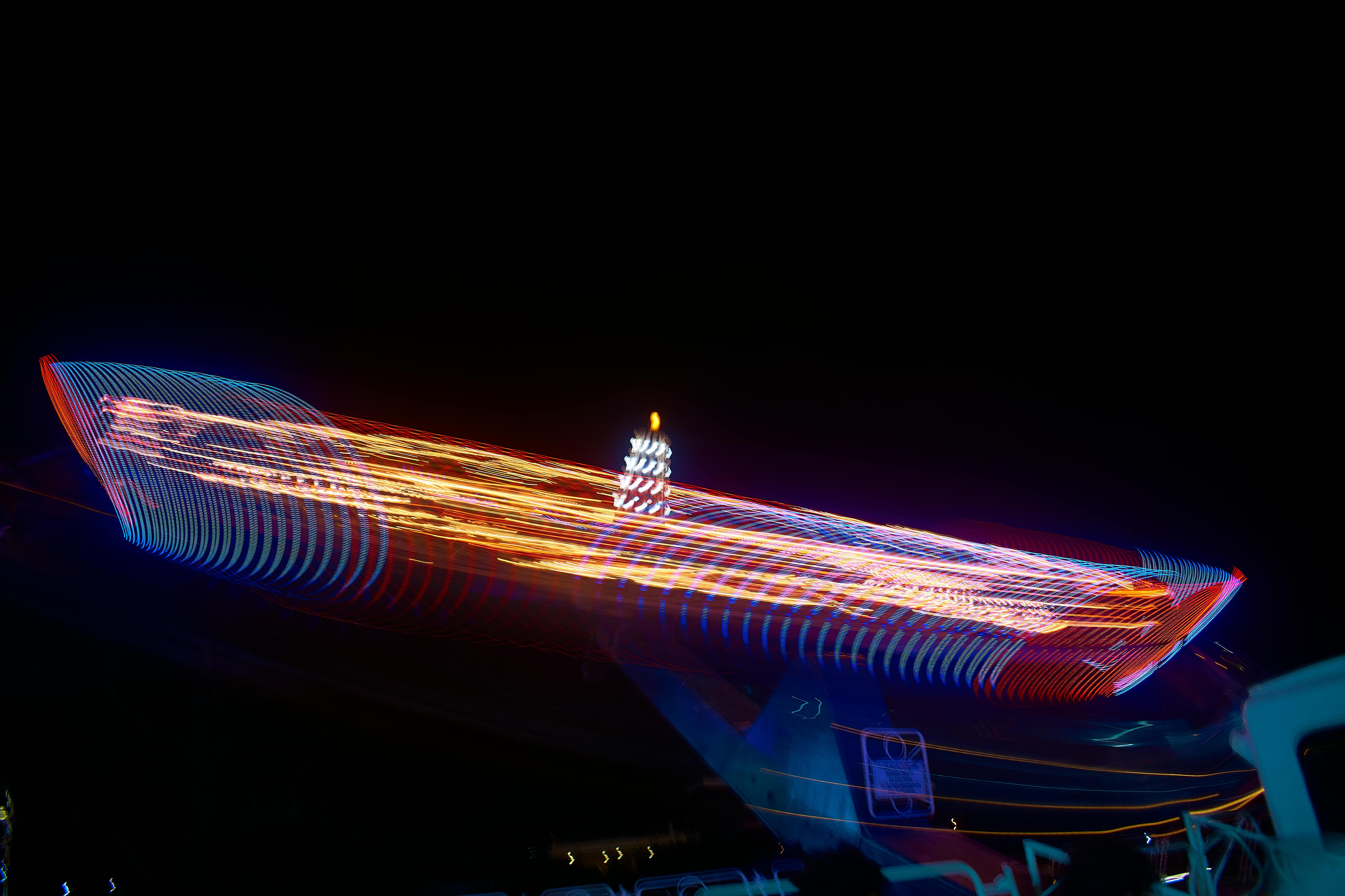 Gratis Exposición prolongada dinámica de una atracción de feria en movimiento con luces de neón vibrantes en Montevideo, Uruguay. Foto de stock