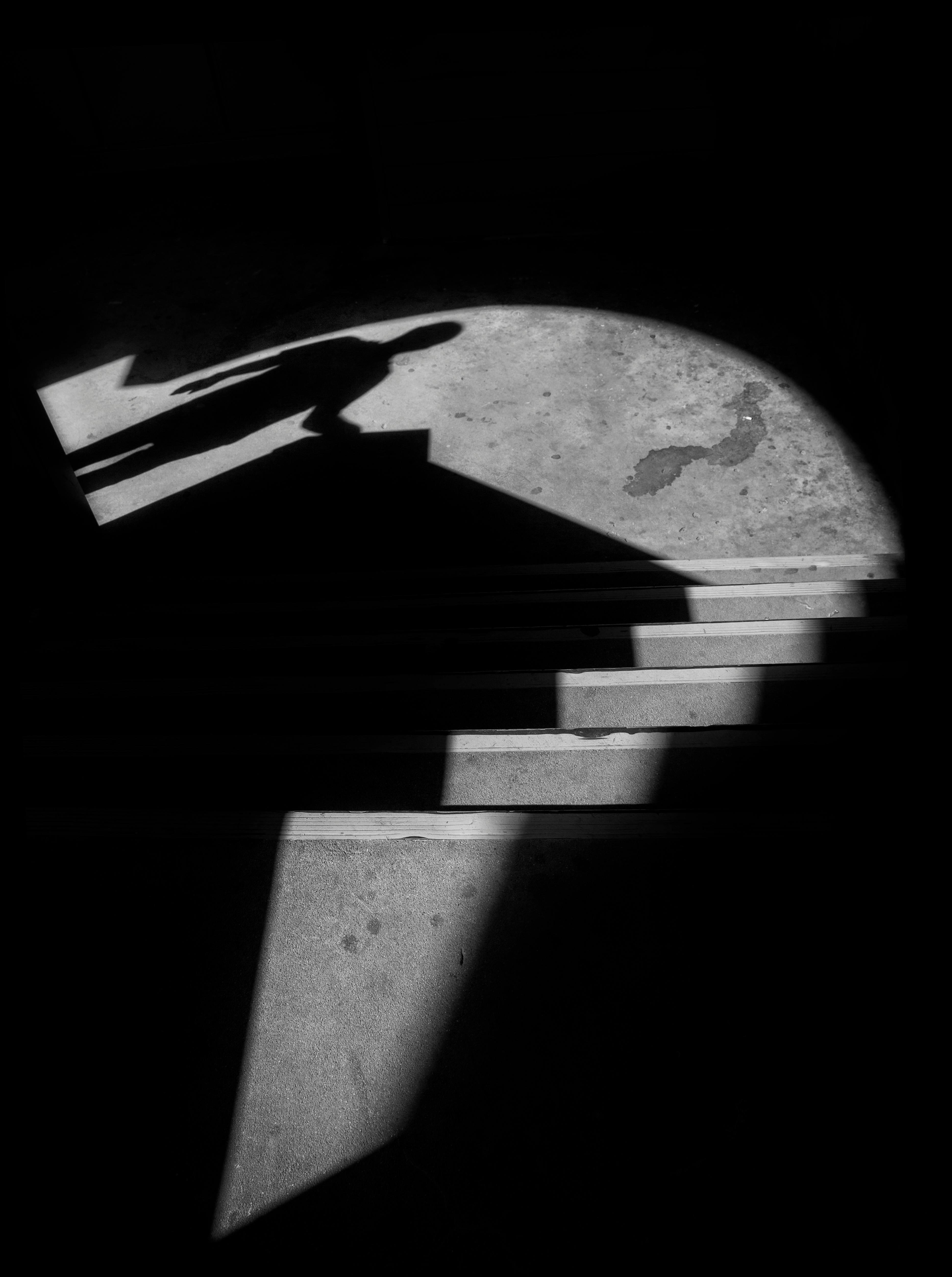 Miễn phí Một bức ảnh đen trắng đầy ấn tượng ghi lại hình ảnh bóng người trên cầu thang. Ảnh lưu trữ