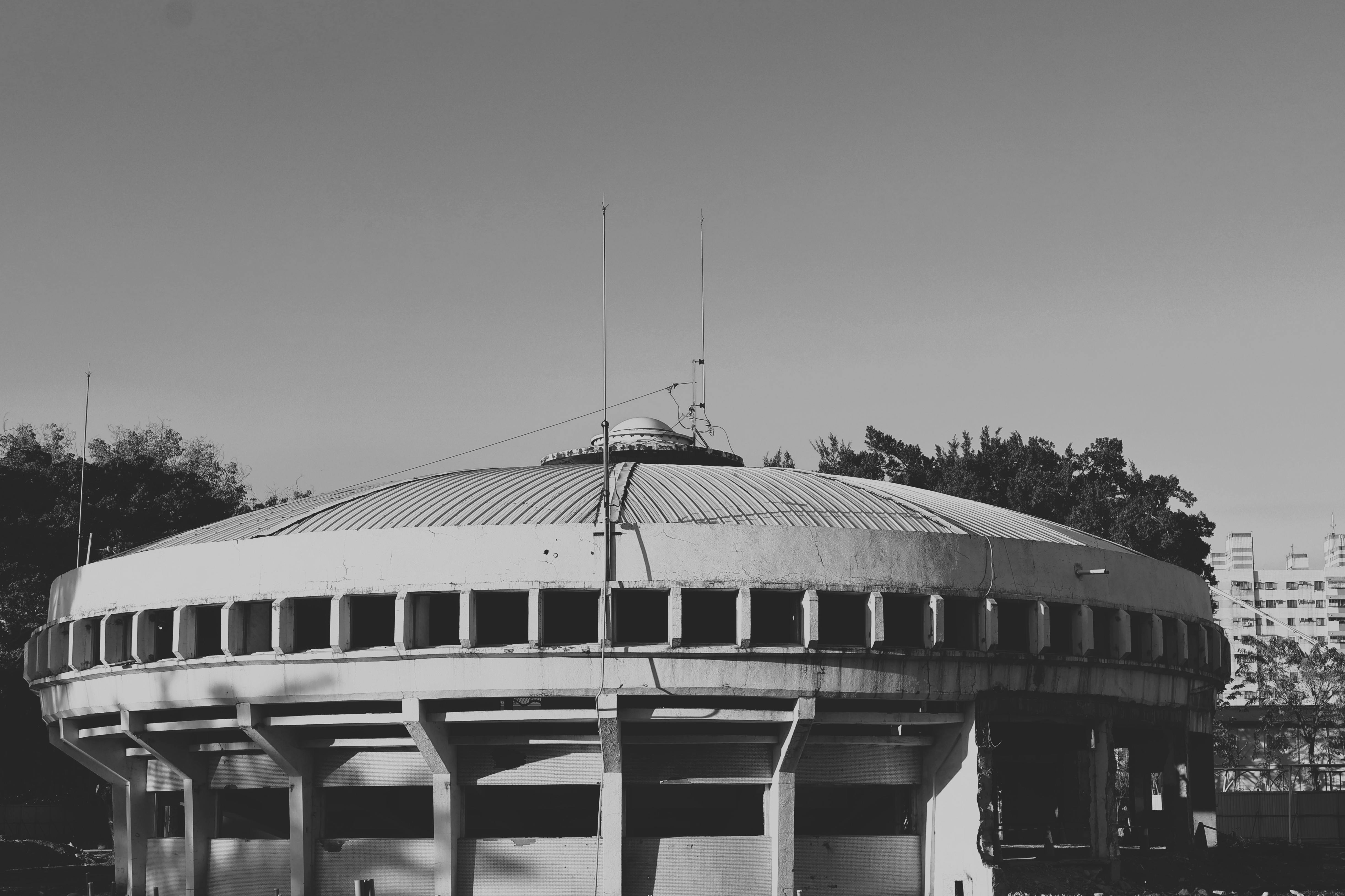 Kostnadsfria Svartvitt foto av en cirkulär modernistisk byggnad med unik arkitektur. Stock foto