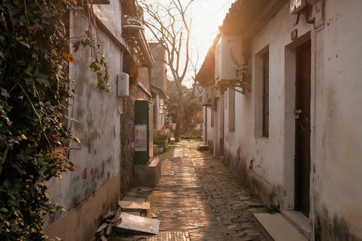 古镇幽静无人的小巷,青石板路通向深处