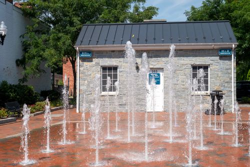 Free Charming interactive fountain in a Winchester city park, ideal for summertime fun and relaxation. Stock Photo