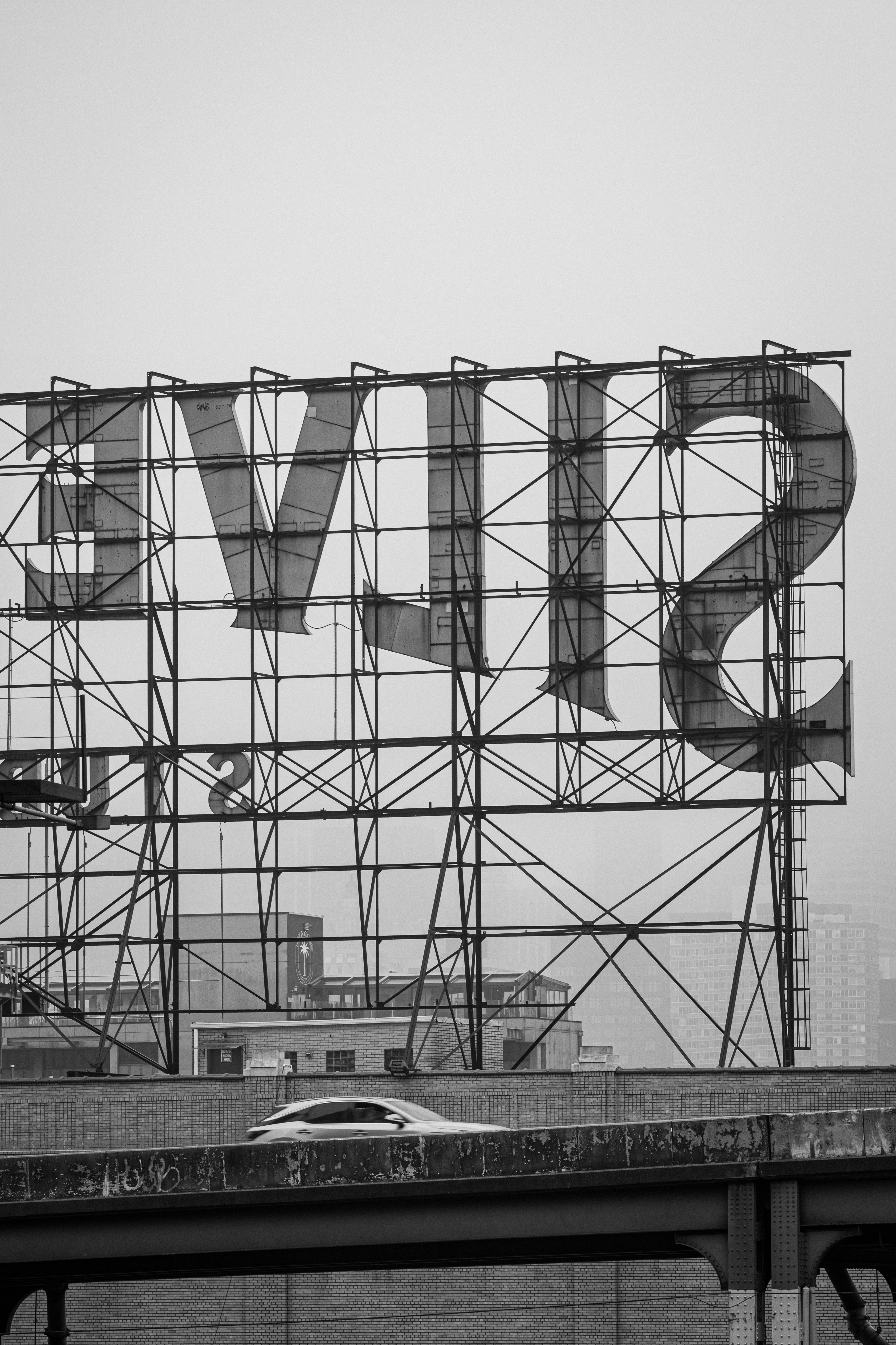 Gratis Vista monocromatica dell'insegna dei Silvercup Studios con sfondo urbano a New York City. Foto a disposizione