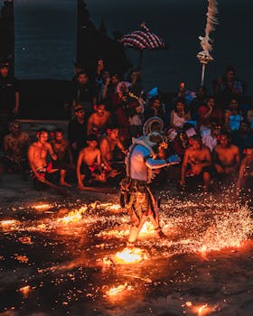 迷人的夜间火舞，在与观众一起的文化活动中
