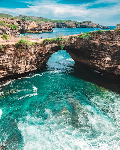 Formation De Roche Brune à Côté De La Mer Bleue