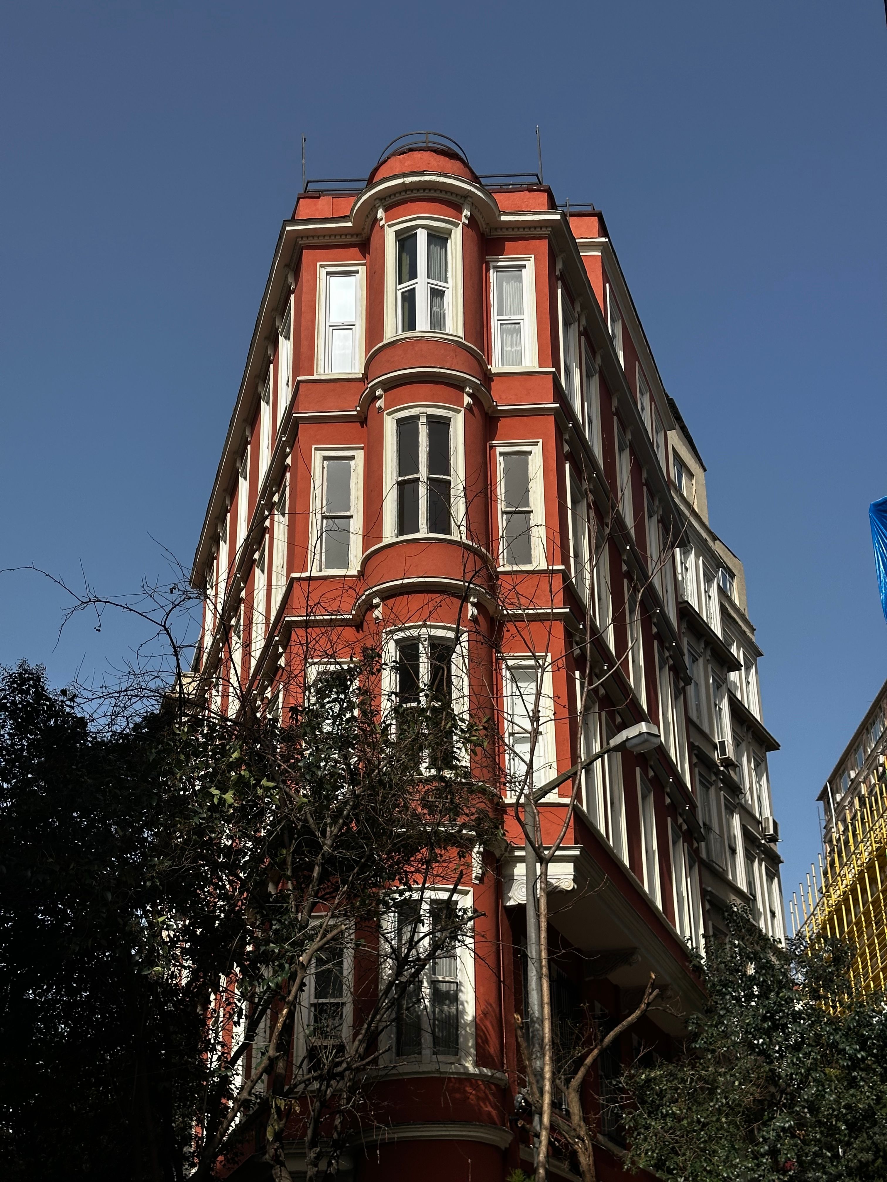 Historic Red Building in İstanbul on a Clear Day · Free Stock Photo