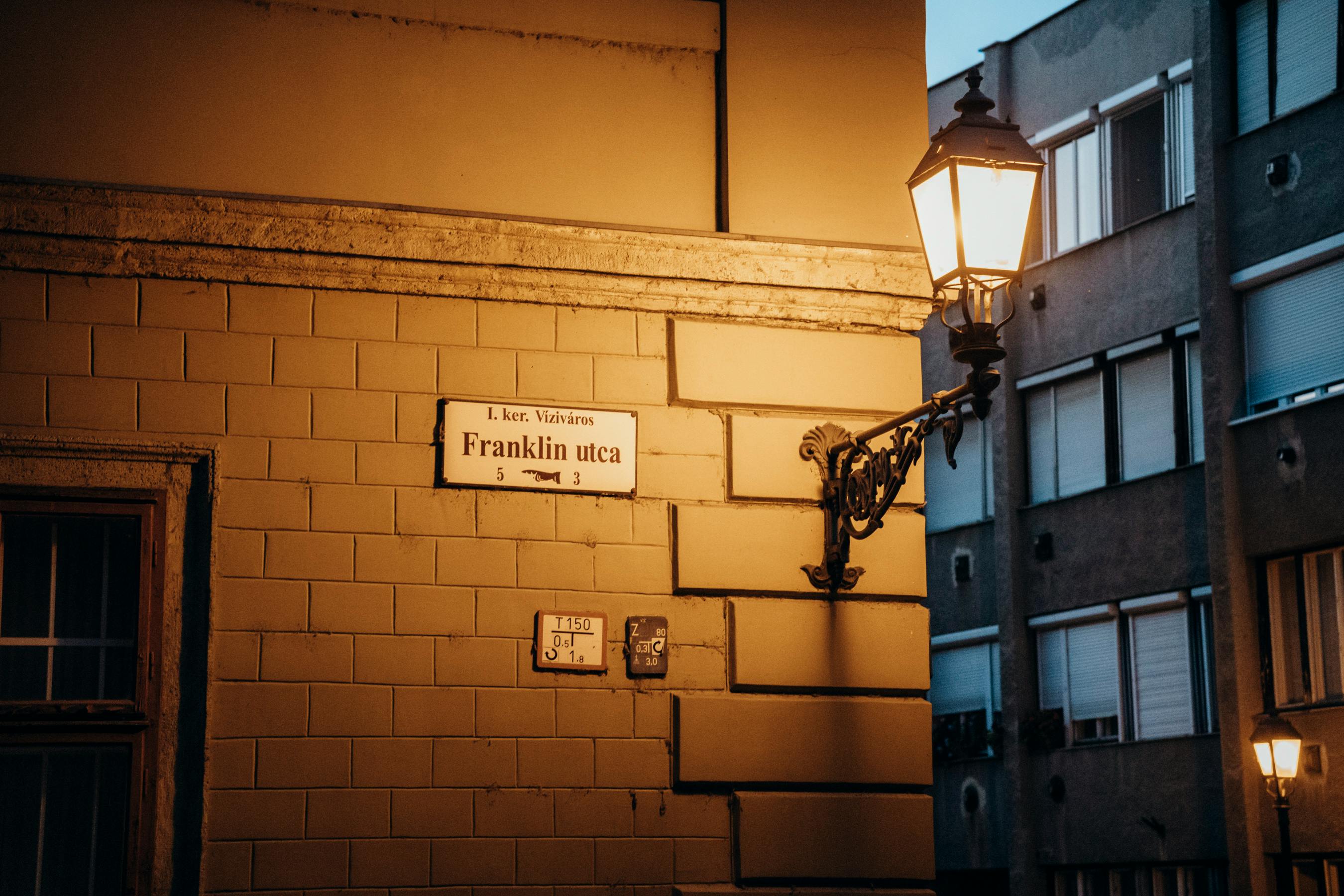 Ücretsiz Budapeşte'deki Franklin Utca'yı geceleyin aydınlatan sokak lambası, tarihi mimariye sıcak bir parıltı katıyor. Stok Fotoğraflar