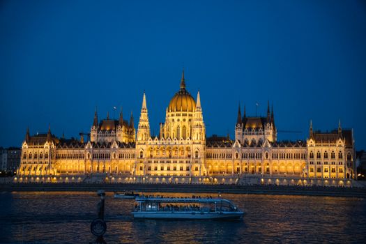 Danube evening dinner cruise — Budapest