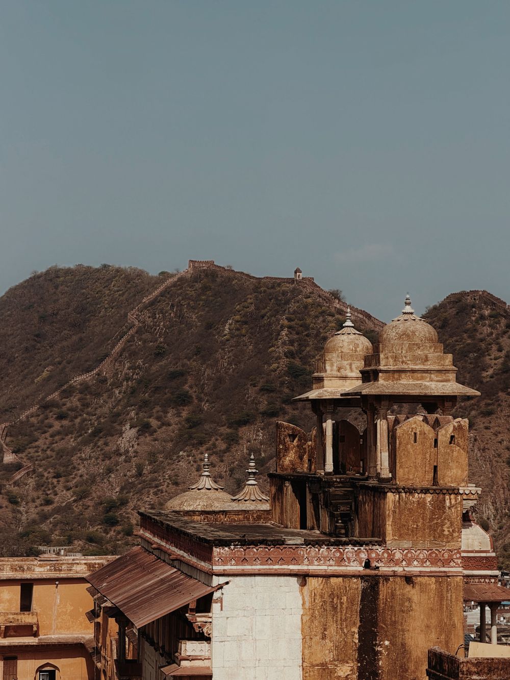 Amber Fort en Jaipur con las murallas serpenteando por las colinas Aravalli