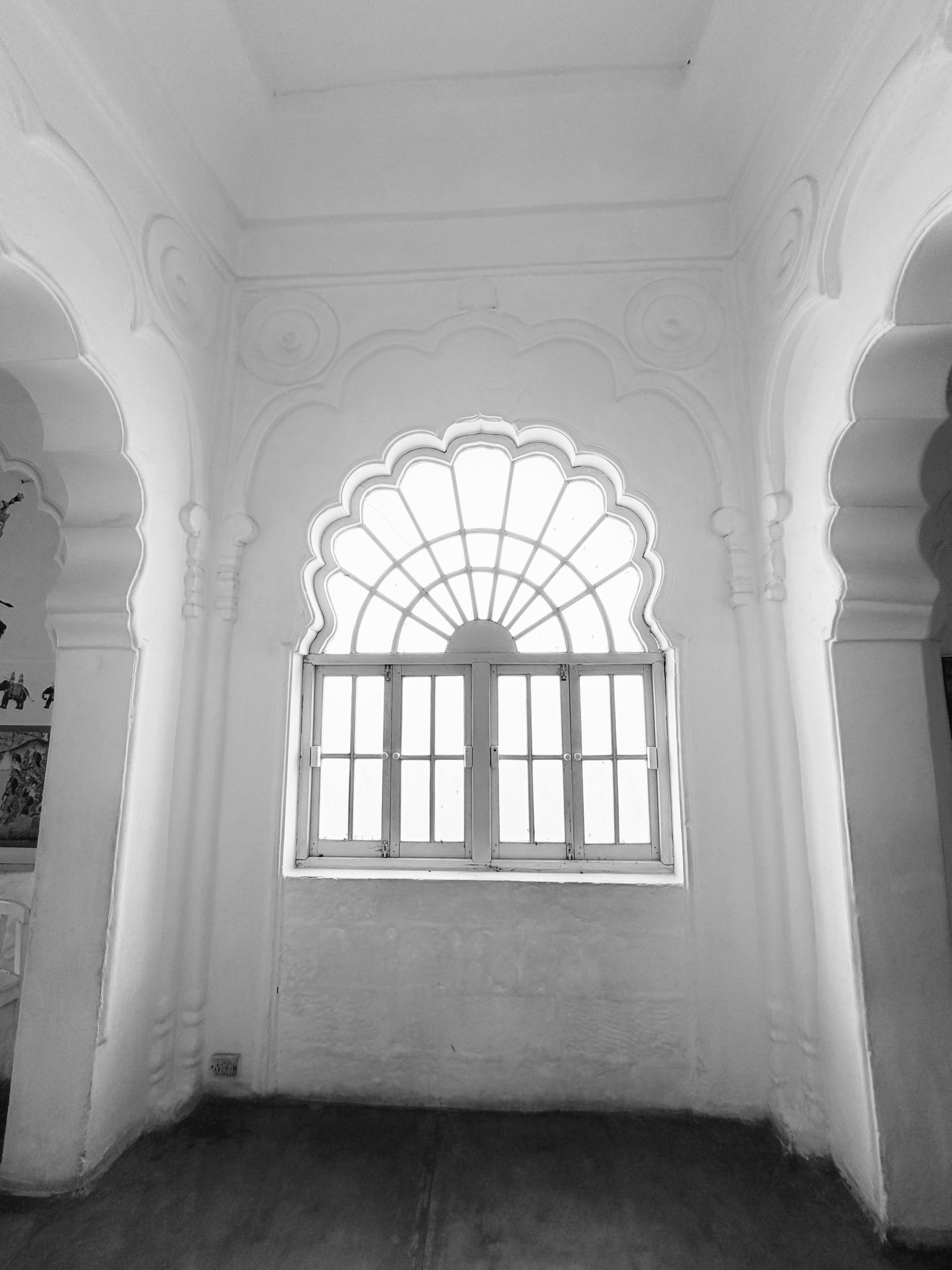 Elegant Arched Window in Historic Architecture · Free Stock Photo