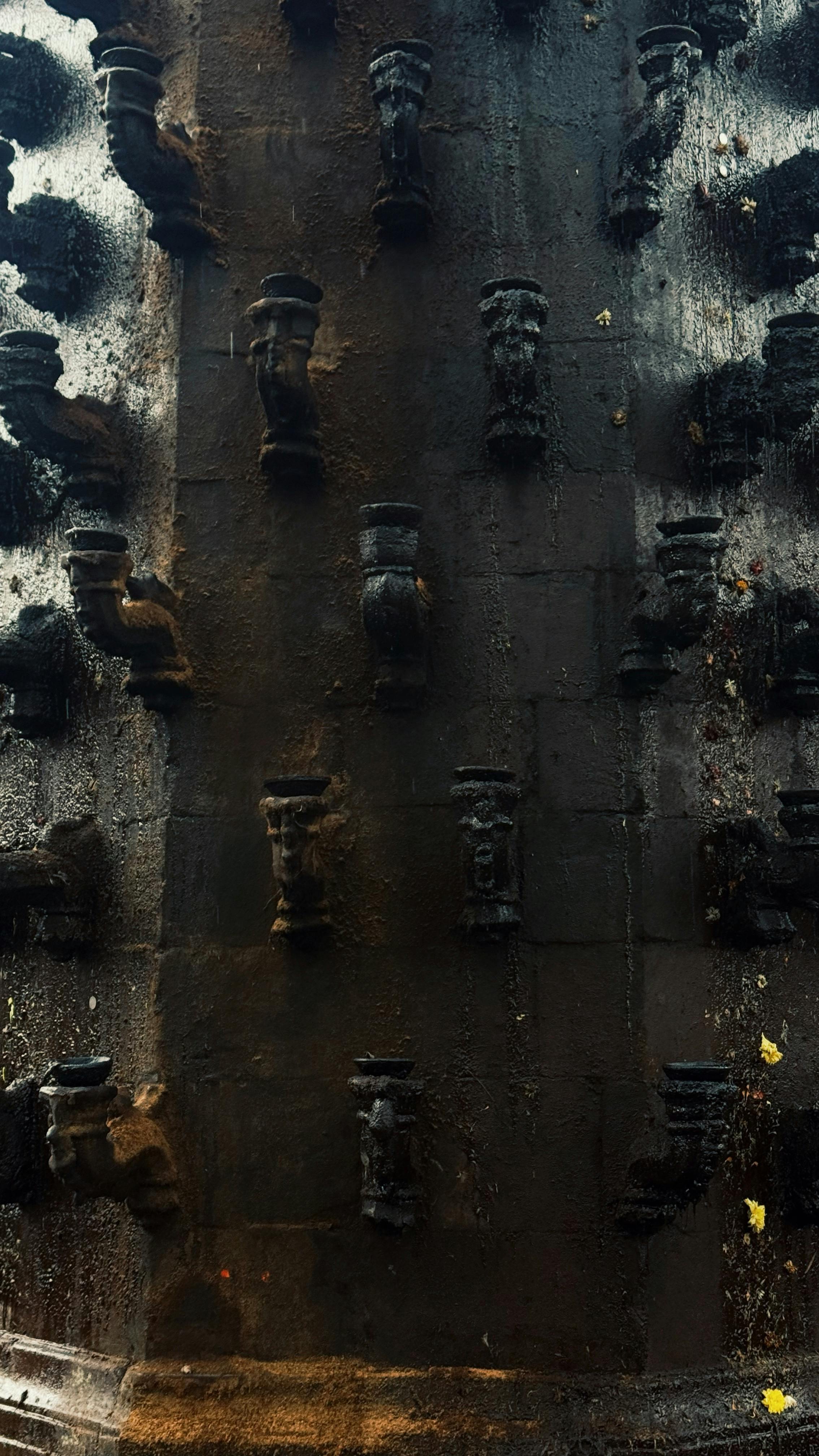 Kostenlos Nahaufnahme von detaillierten Steinschnitzereien an einer historischen Tempelwand, die antike Handwerkskunst veranschaulichen. Stock-Foto