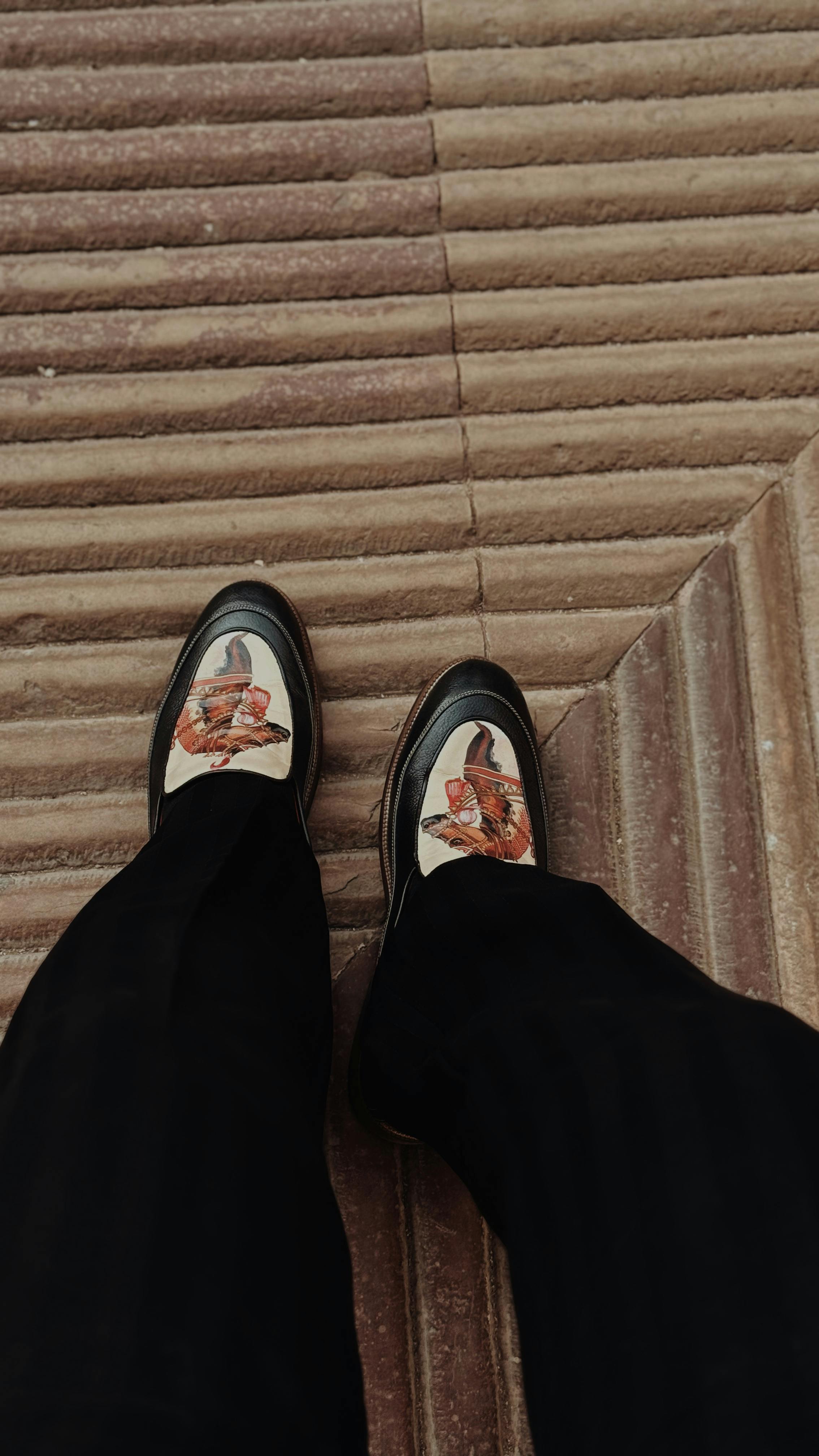 Gratis Mocassini alla moda con design artistico su gradini geometrici piastrellati, che offrono un look moderno ed elegante. Foto a disposizione