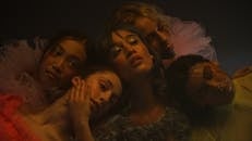 五位身着优雅连衣裙的女性，以情感肖像展现多样性与时尚感