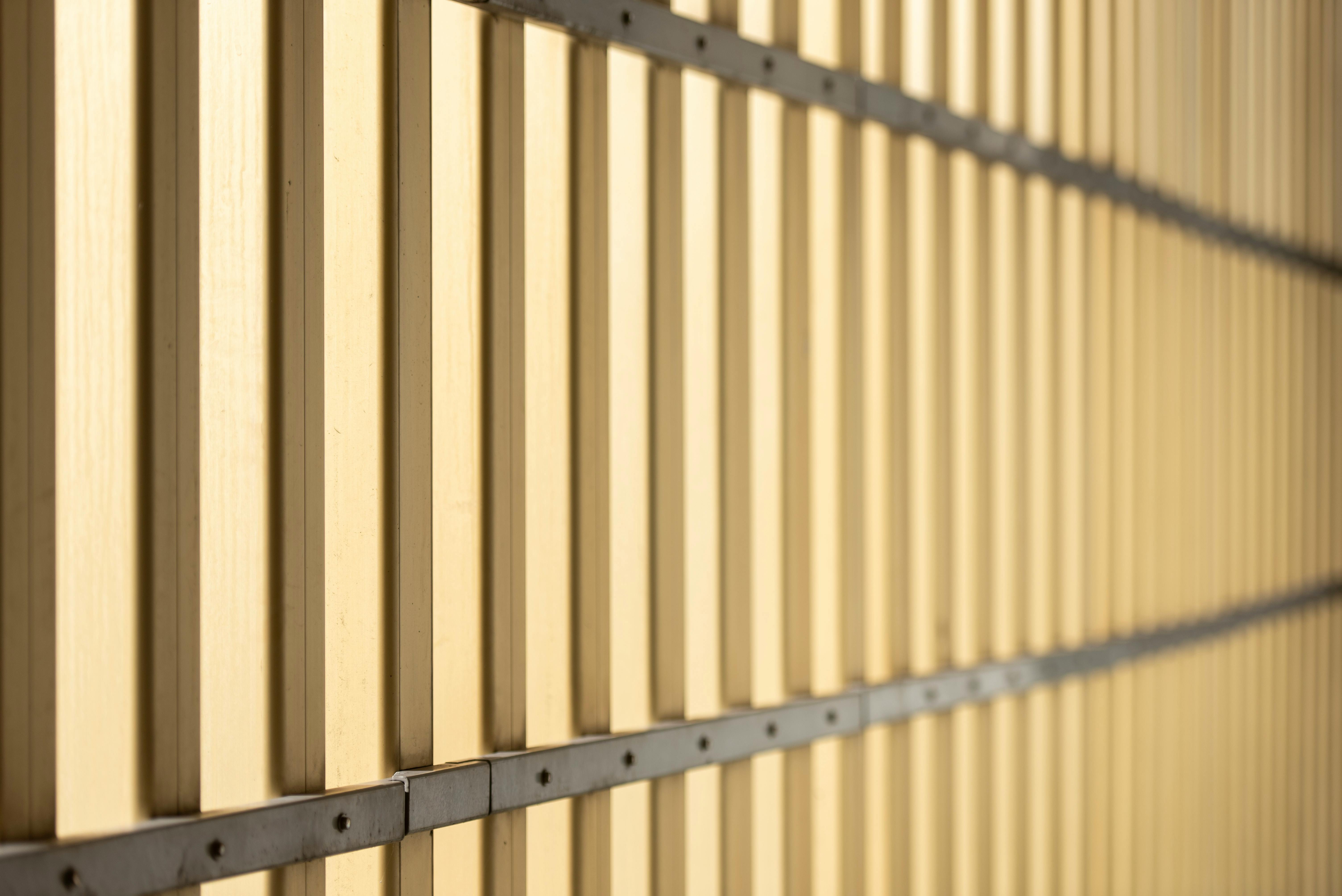 Gratis Nærbillede af et gentagende mønster på en moderne væg i industriel stil med varme beige toner. Lagerfoto