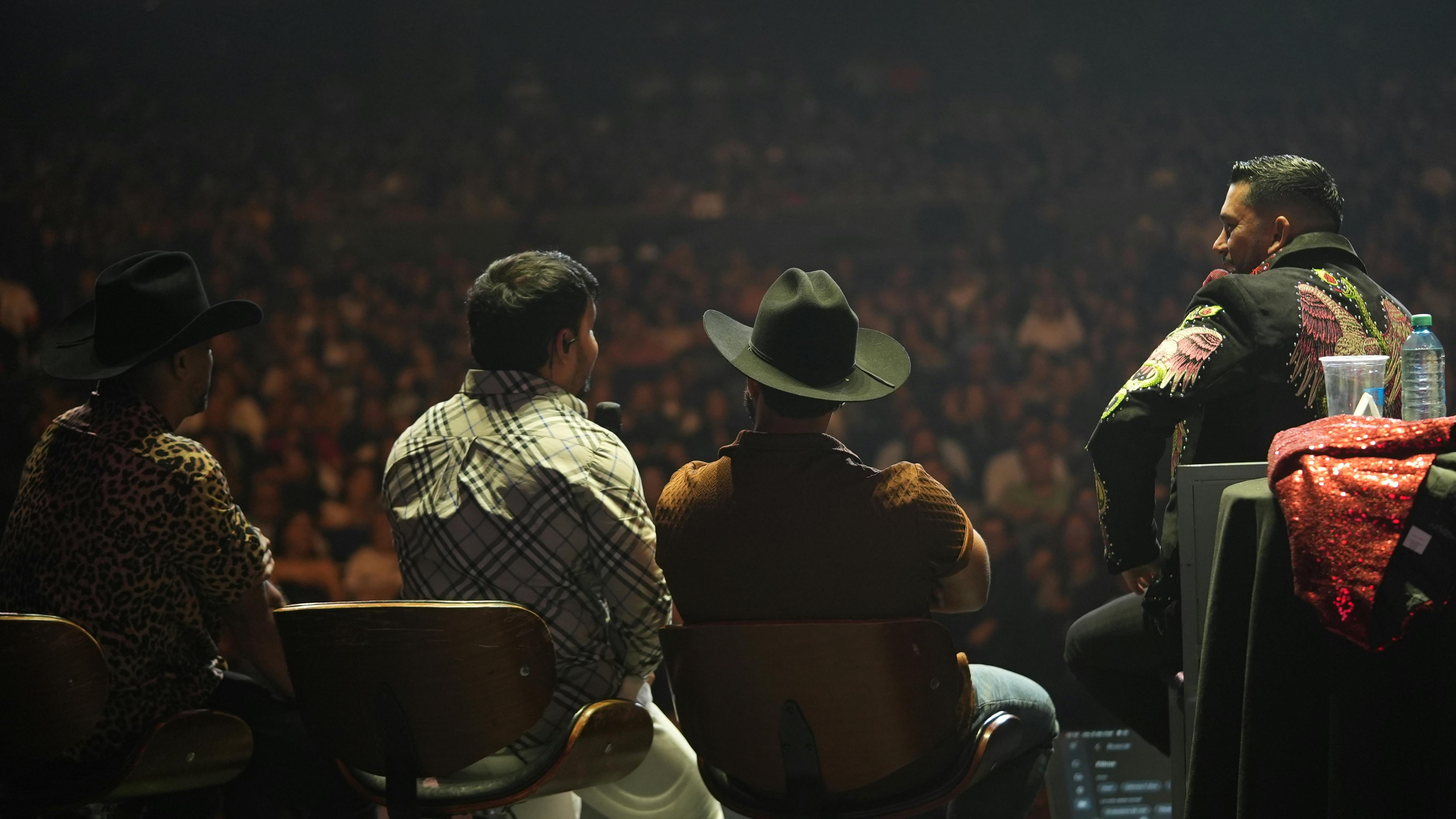 Vista posterior de los panelistas en un evento concurrido en Guadalajara, México.
