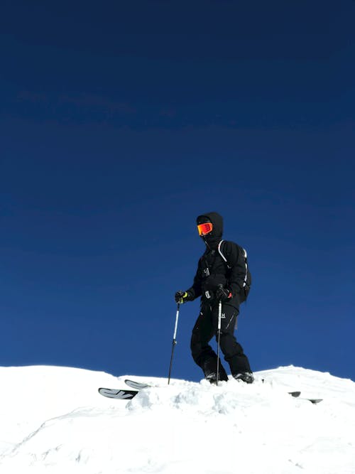 Man Skiën Op Met Sneeuw Bedekte Grond