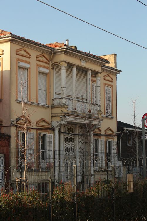 Free Elegant vintage house with baroque architectural details, captured in natural daylight. Stock Photo