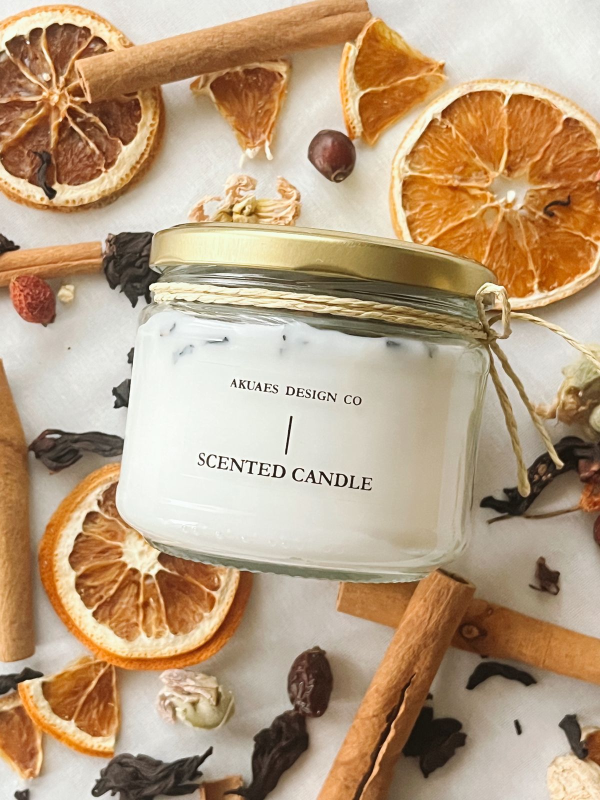 Decoração aromática com laranja seca e canela