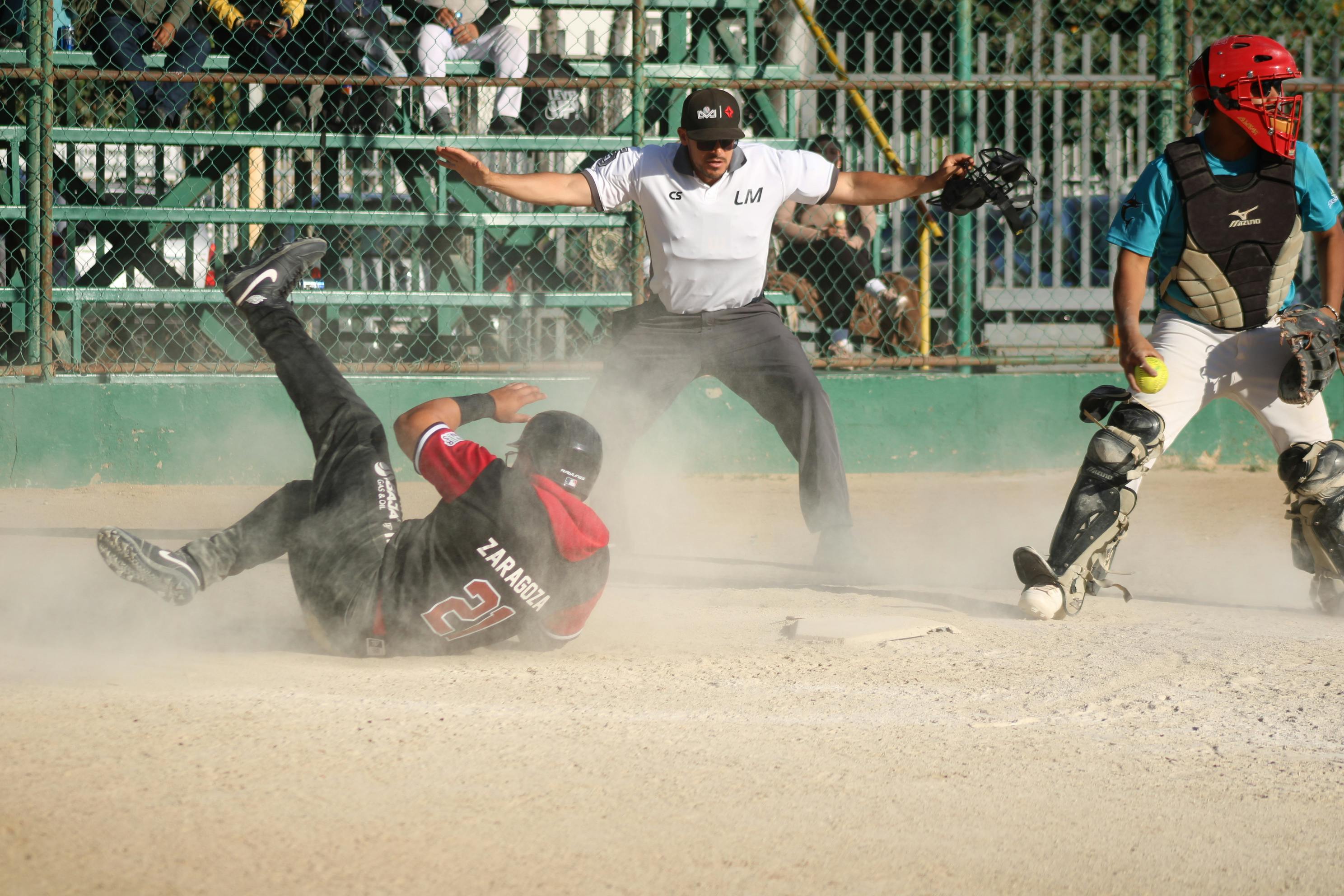 Imajen hatudu jogador baseball triste, ekipa softball luta, no treinador konfronta referee iha jogu NBA — ilustra istória tol