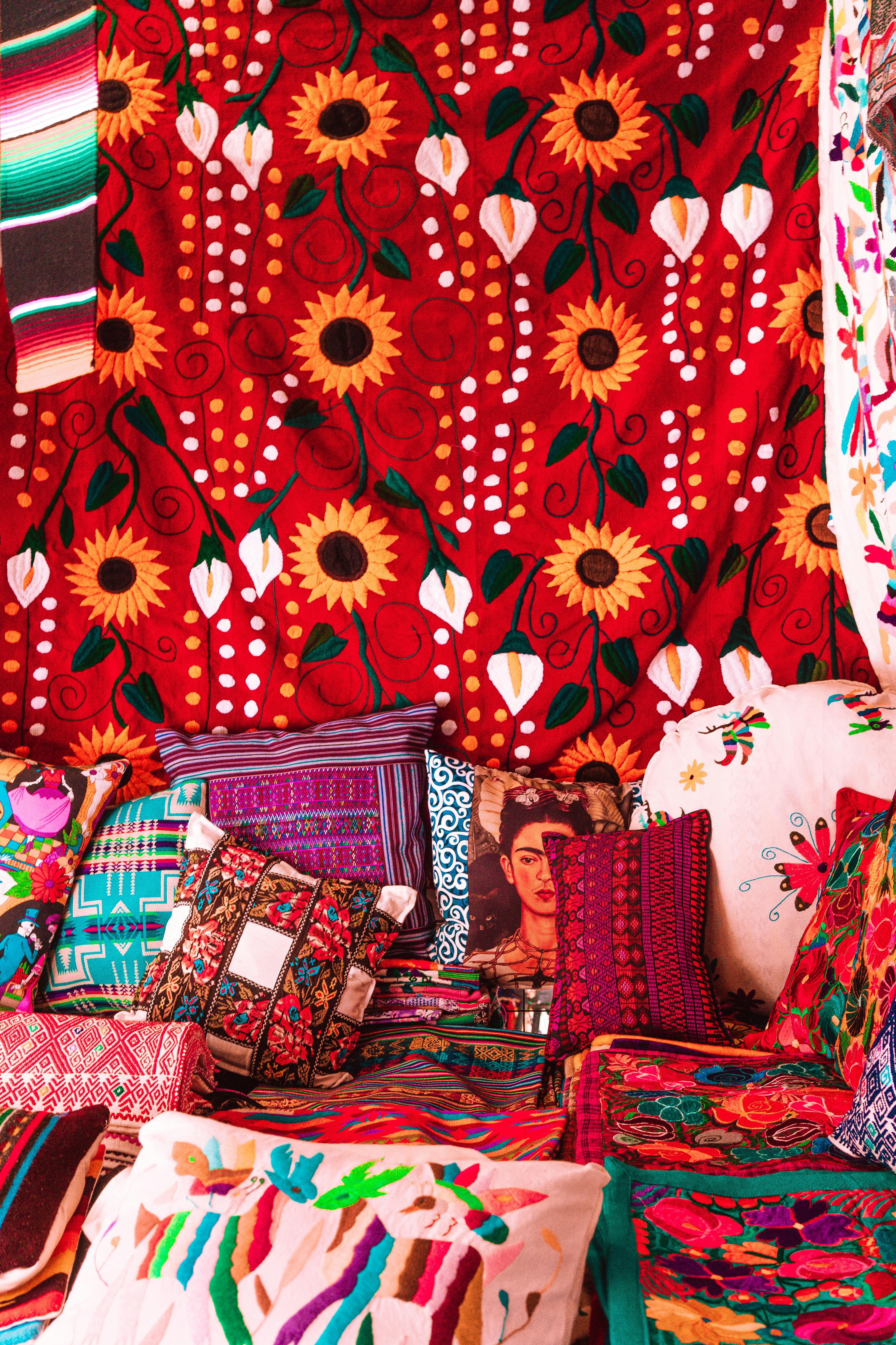 Red and White Floral Sofa \u00b7 Free Stock Photo