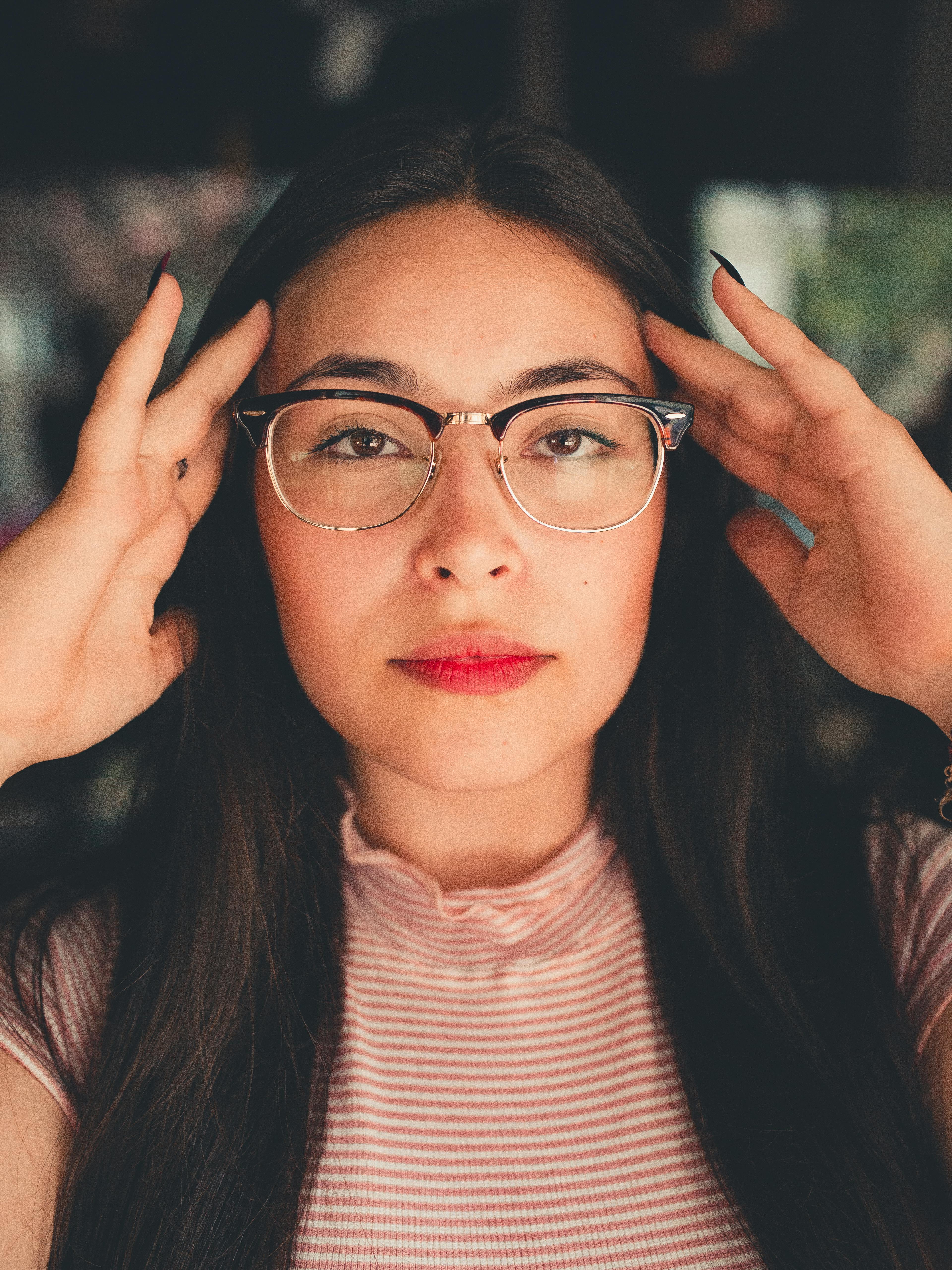一位年轻女子扶了扶眼镜，自信地直视镜头
