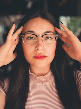 一位年轻女子扶了扶眼镜，自信地直视镜头