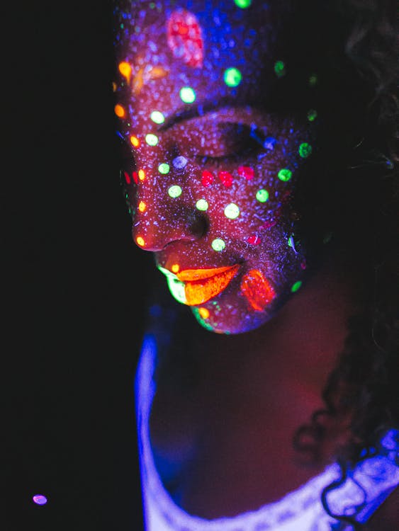 Mujer Con Pintura Facial Que Brilla En La Oscuridad · Foto de stock gratuita