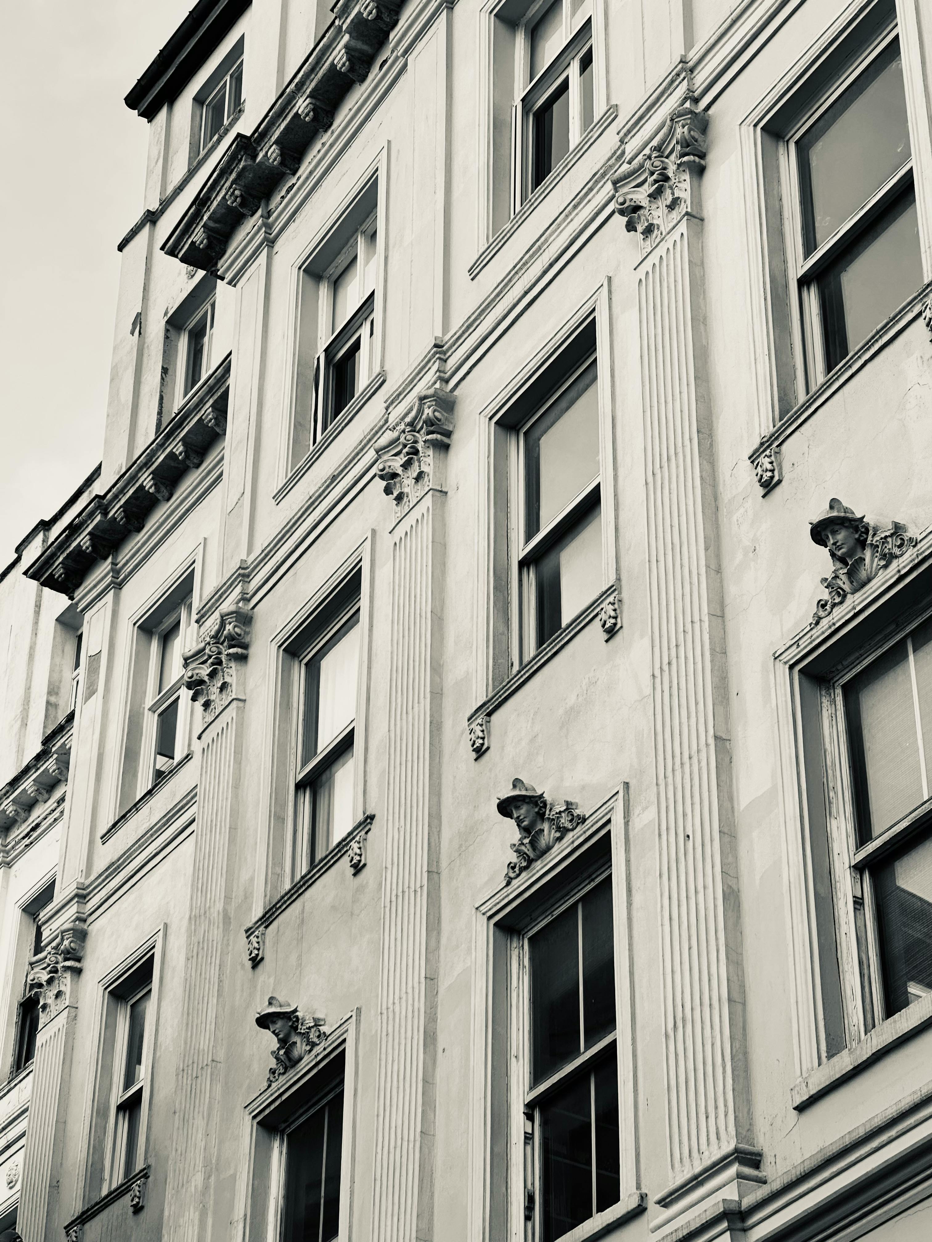 bezplatná Černobílá fotografie historické fasády budovy v Istanbulu v Turecku, která představuje klasickou architekturu. Základová fotografie