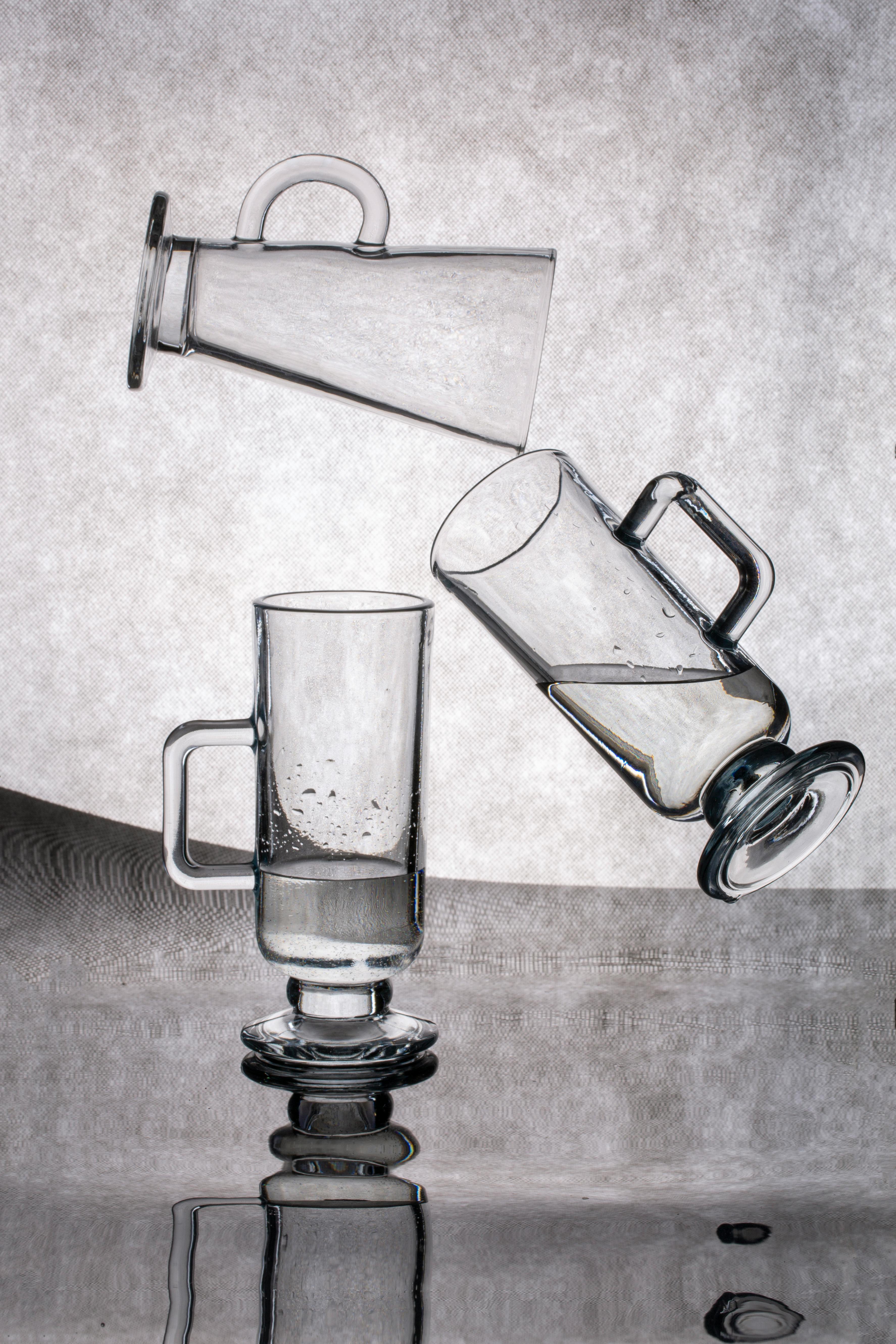 Gratuit Composition créative de tasses en verre se reflétant sur un fond texturé. Photos