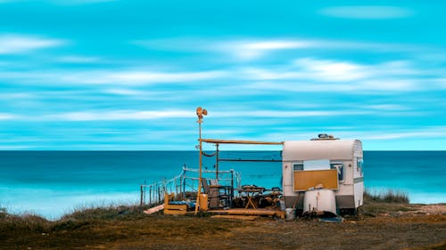 Camper Bianco E Marrone Sulla Spiaggia