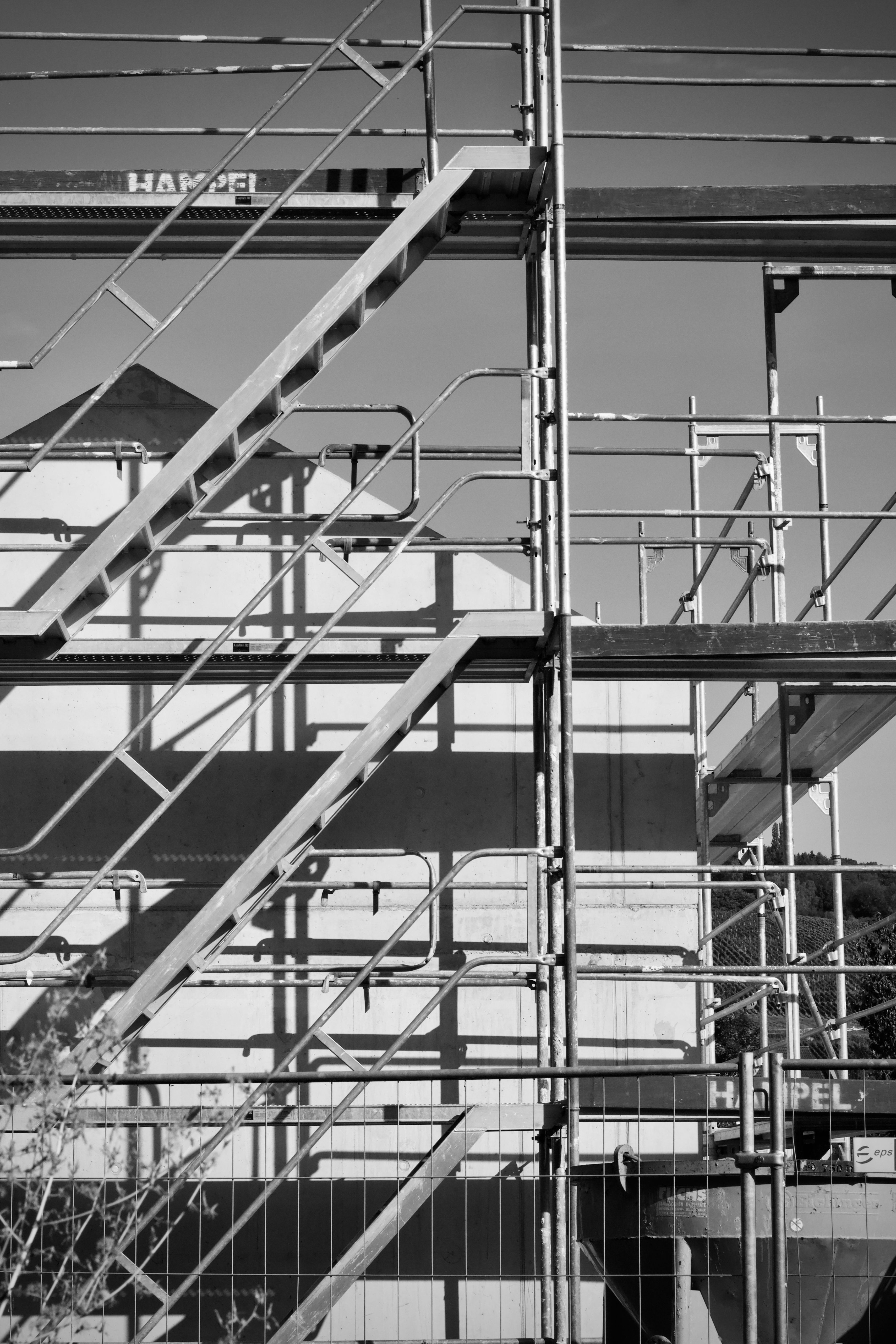 Industrial Scaffolding Structure in Black and White · Free Stock Photo