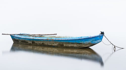 сине белая лодка на воде