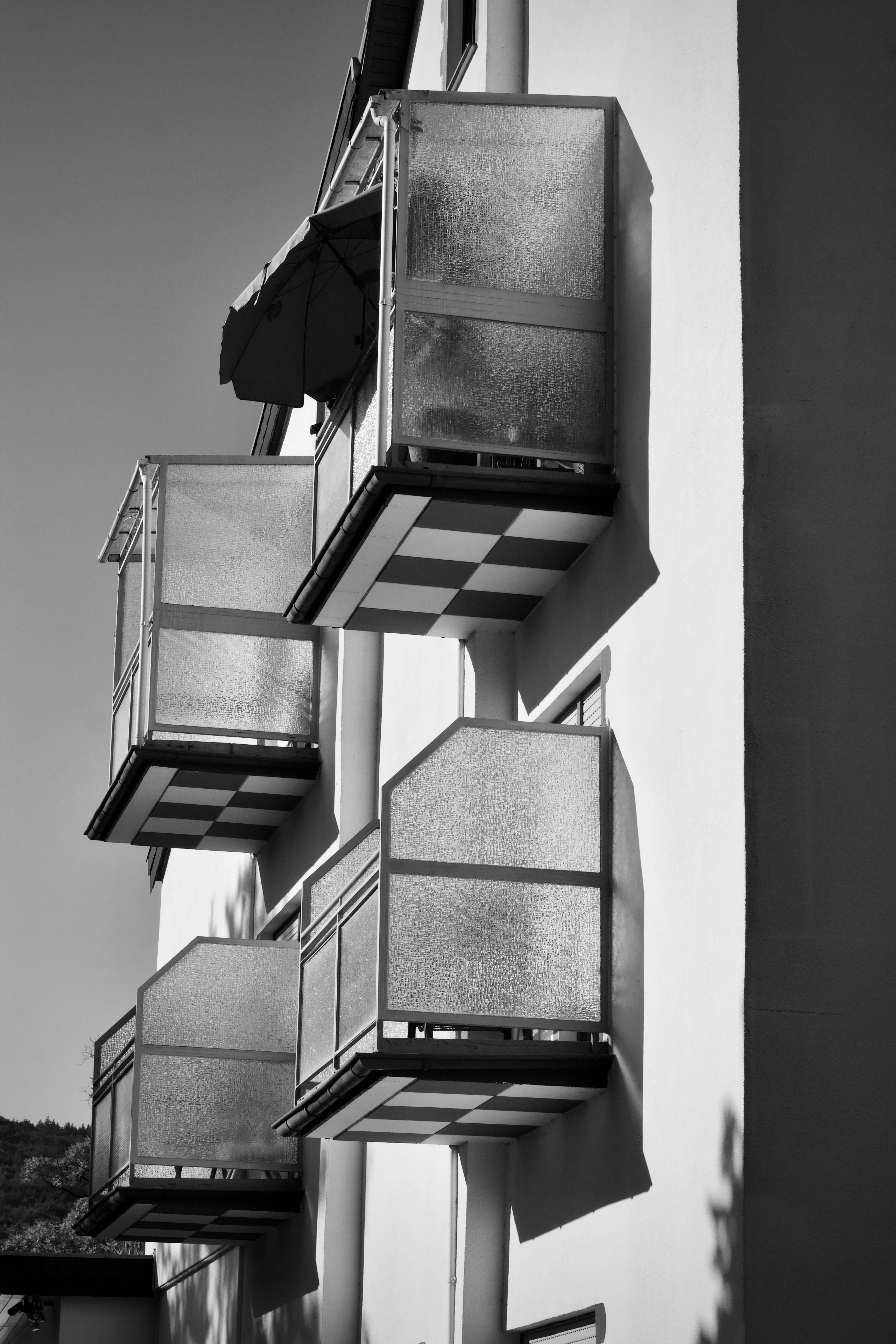 Gratuit Fotografie alb-negru a balcoanelor clădirilor urbane cu design îndrăzneț. Fotografie de stoc