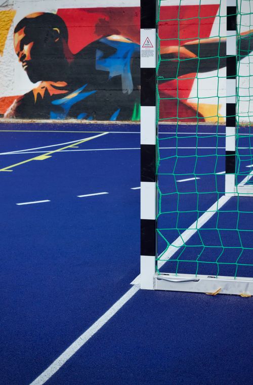 Free Colorful mural and sports court with a soccer goal, capturing urban energy. Stock Photo