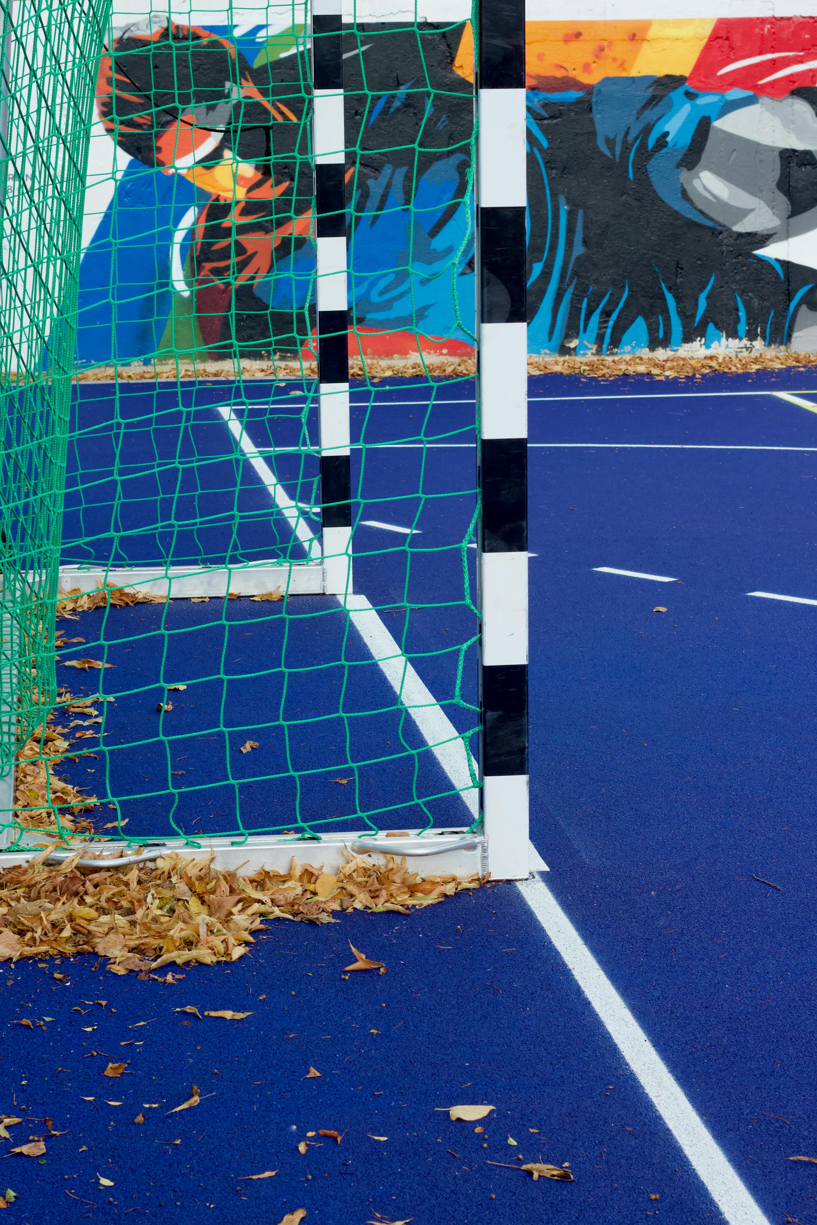 El talento gallego se une para crear campos de fútbol, mobiliario urbano y piezas de construcción con biomateriales