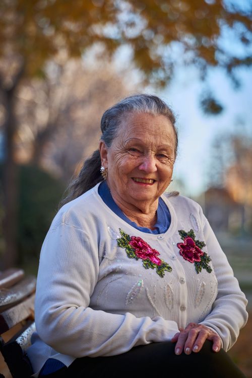 Free Charming portrait of a senior woman smiling outdoors in San Sebastián park. Stock Photo