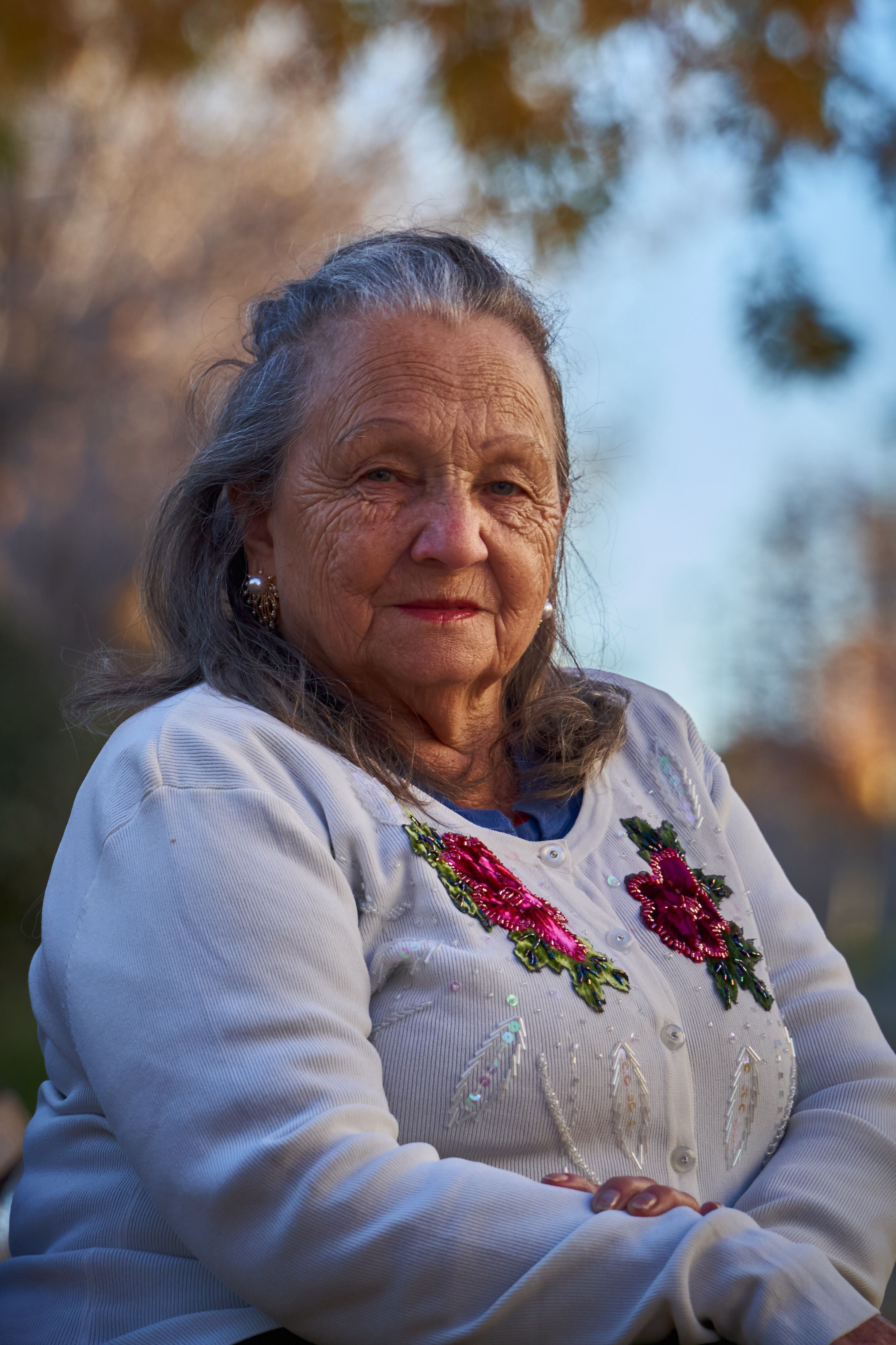 Fotomural Retrato de una anciana al aire libre en San Sebastián de los Reyes, España.