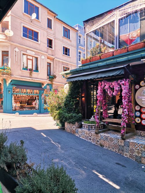 Free Picturesque İstanbul street scene with cafe and floral decorations captured on a sunny spring day. Stock Photo